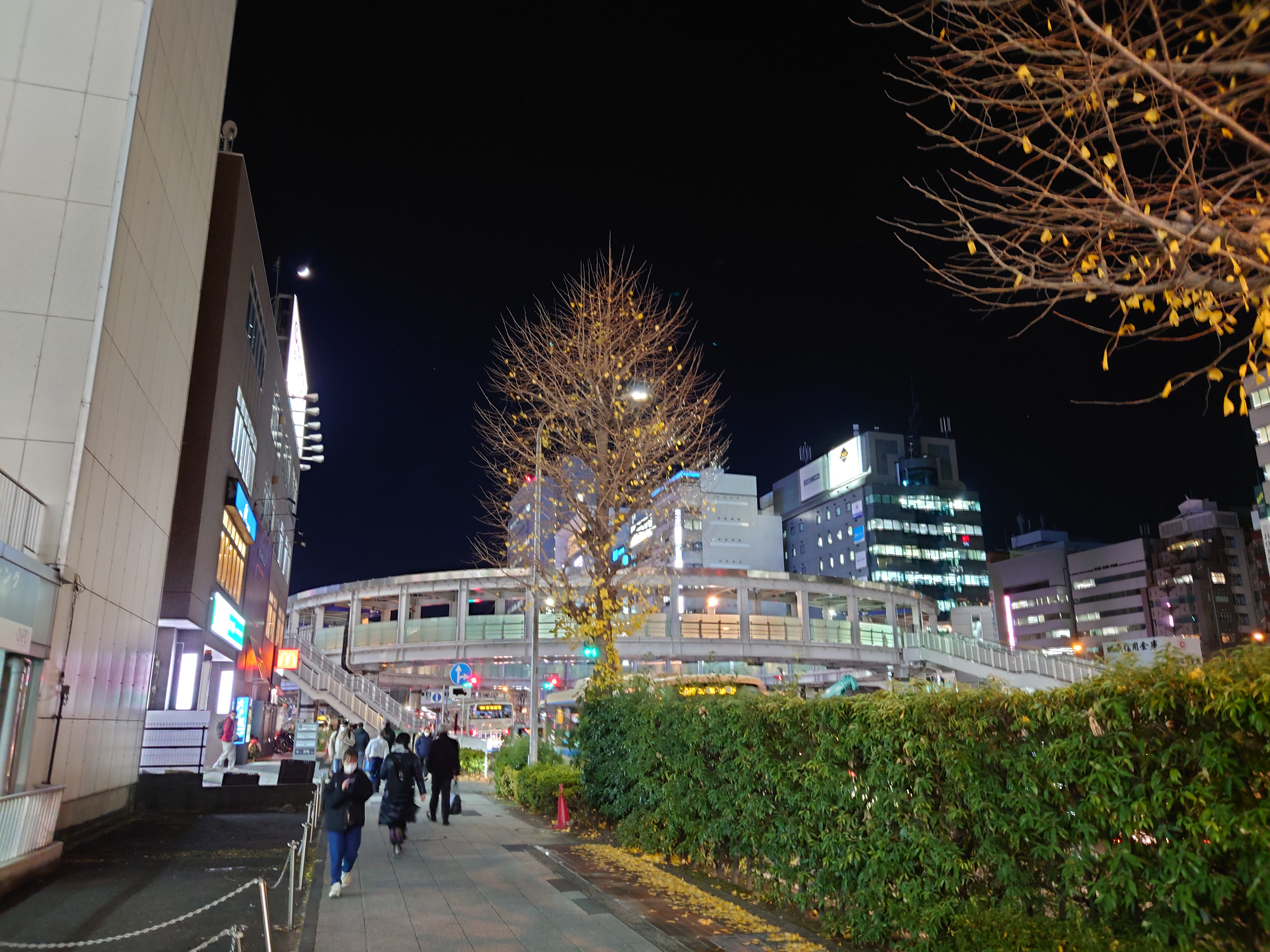 新横浜駅の高架歩道橋の全影