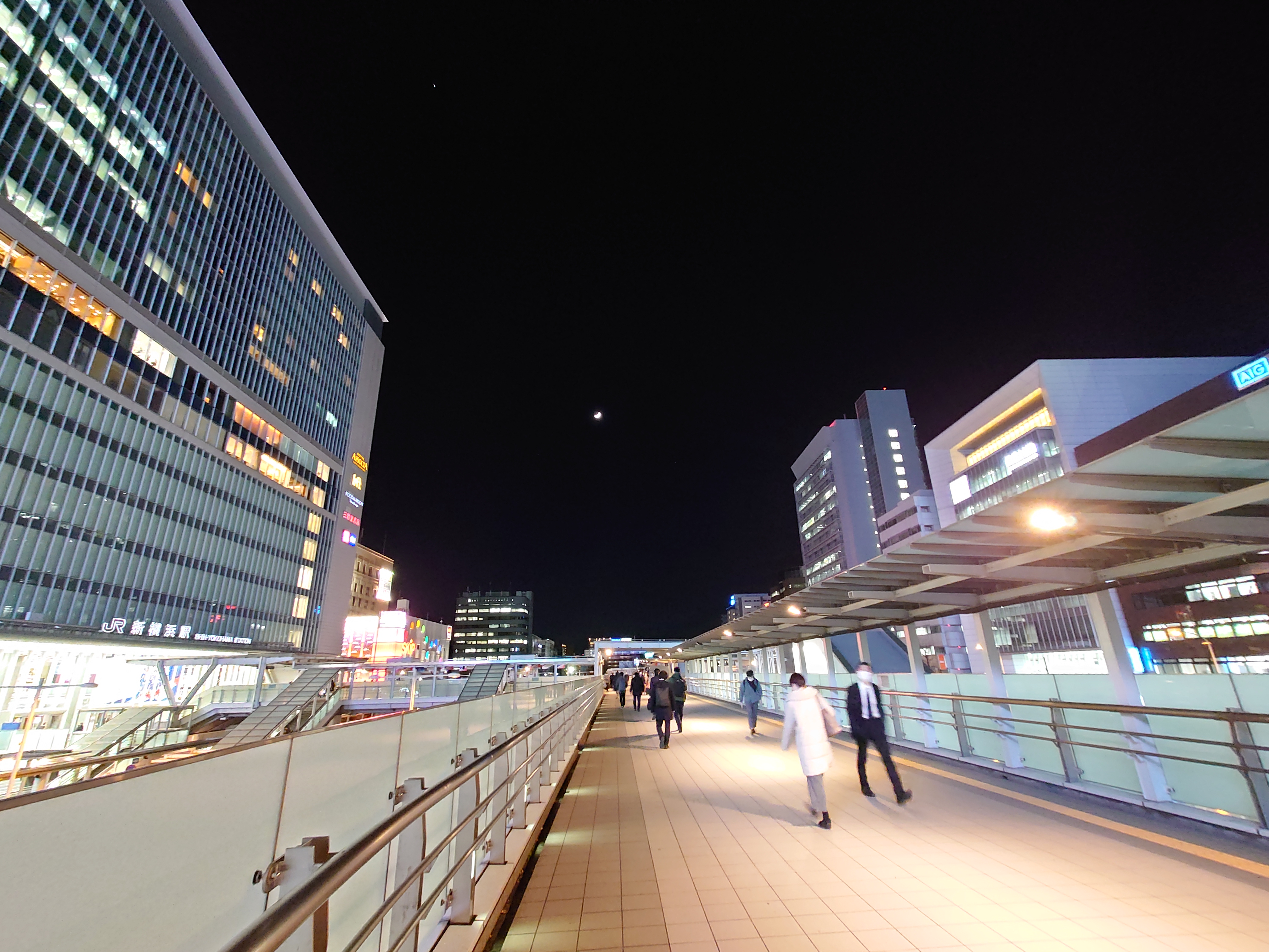 高架歩道橋からJR新横浜駅に通じるバスロータリー上の歩道橋の様子