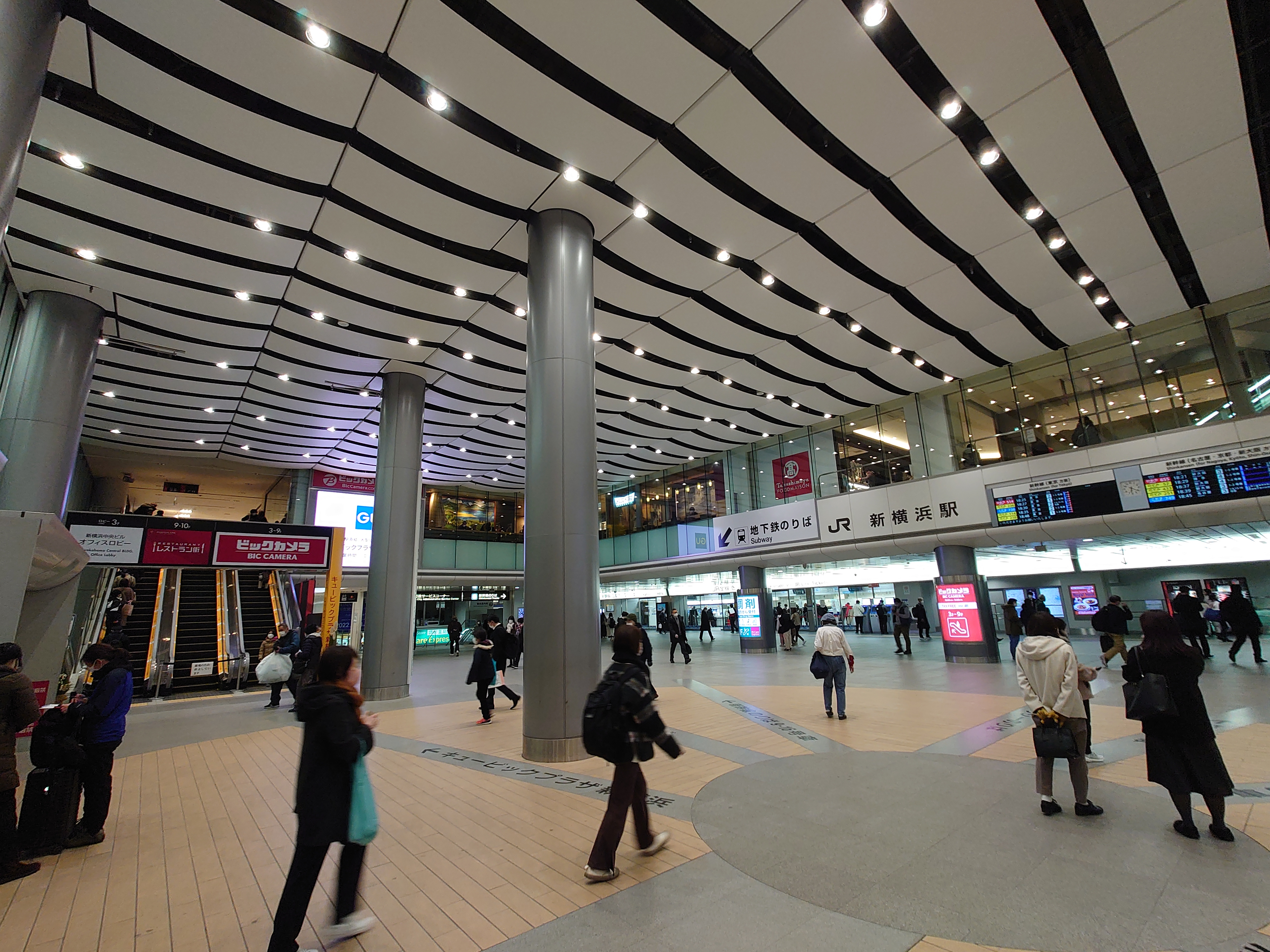 新横浜駅北口の駅改札外の風景（地下鉄入口方面）