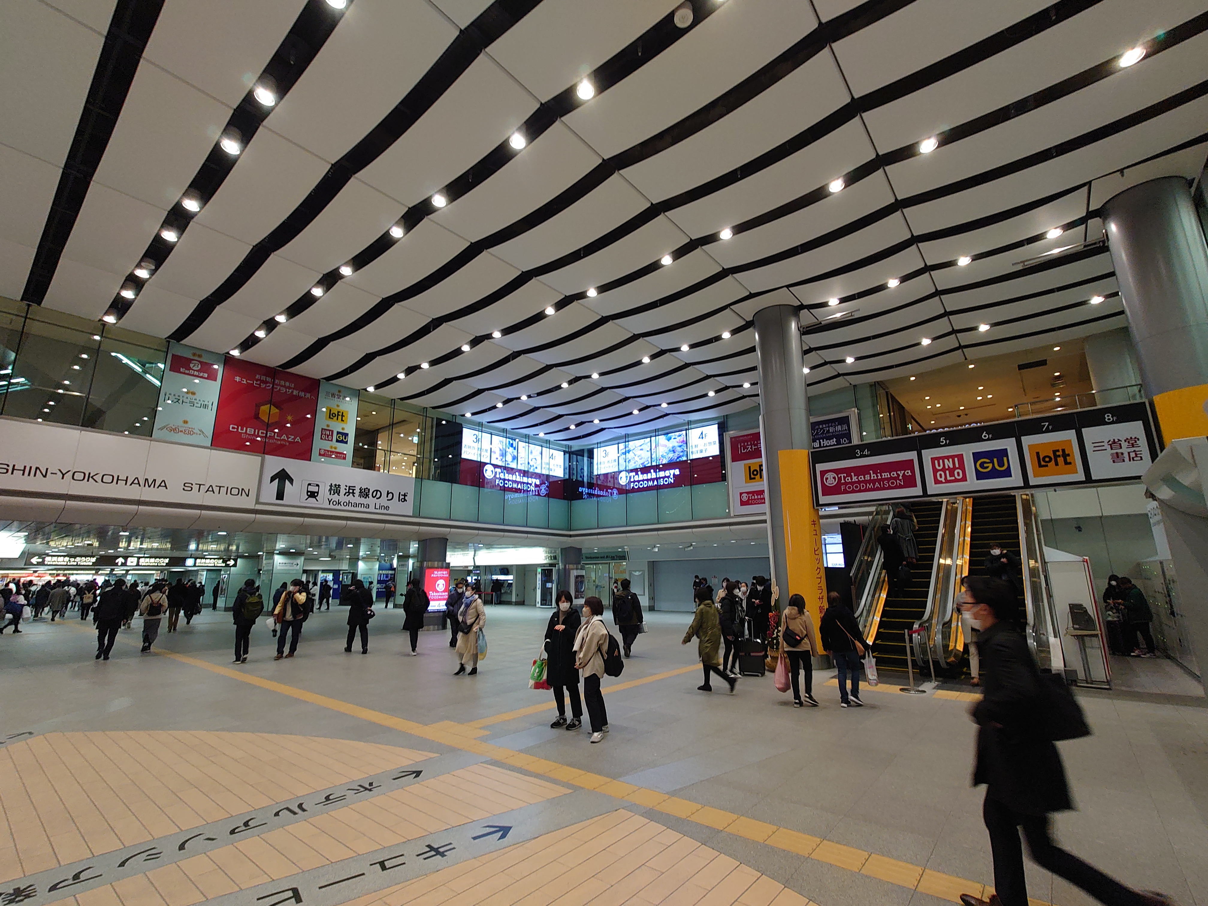 新横浜駅北口の駅改札外の風景（駅ビルエスカレーター方面）