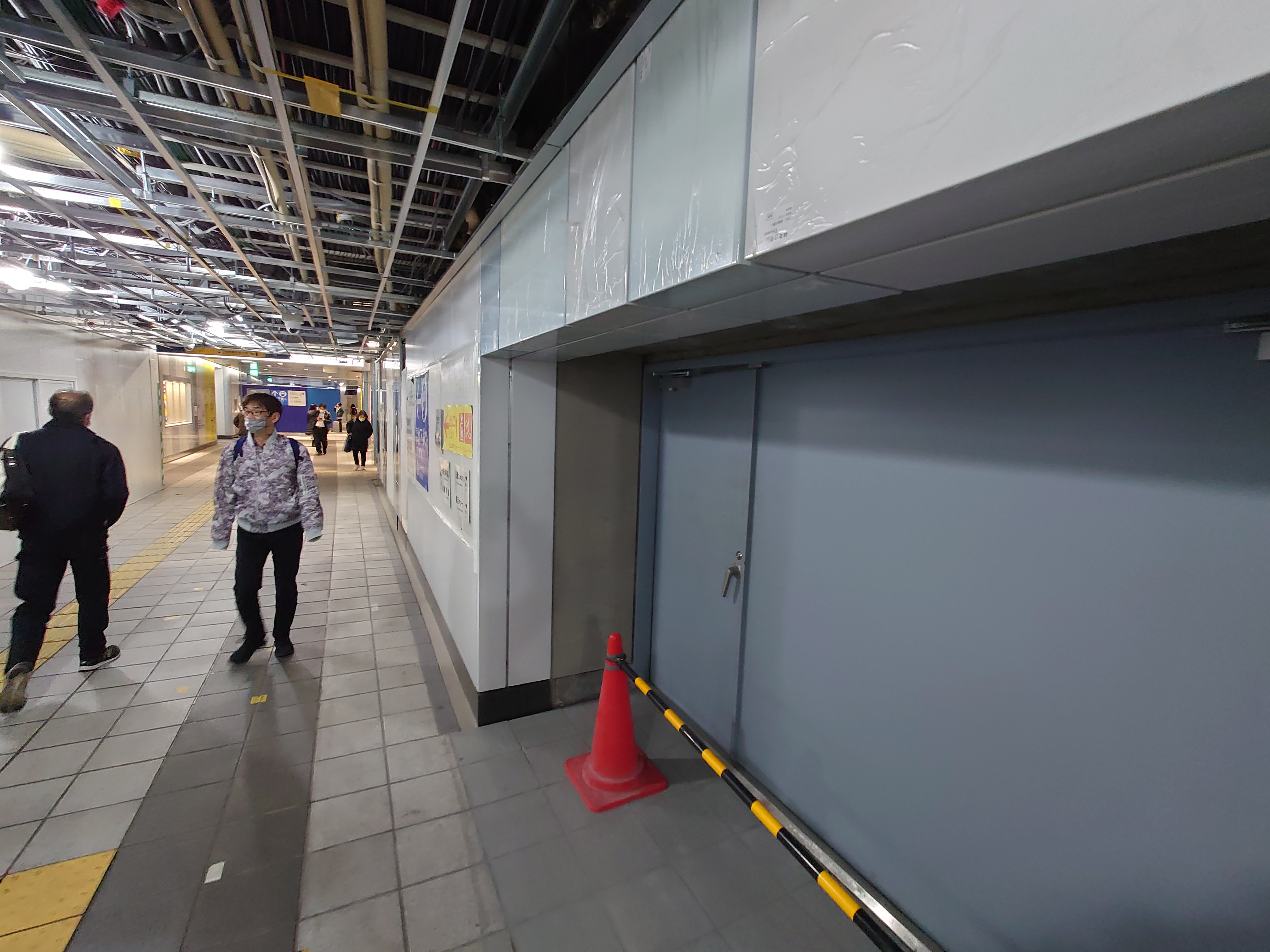 新横浜駅地下工事風景７（環状2号線を潜る通路途中にある業務用らしき扉の広角アングル）