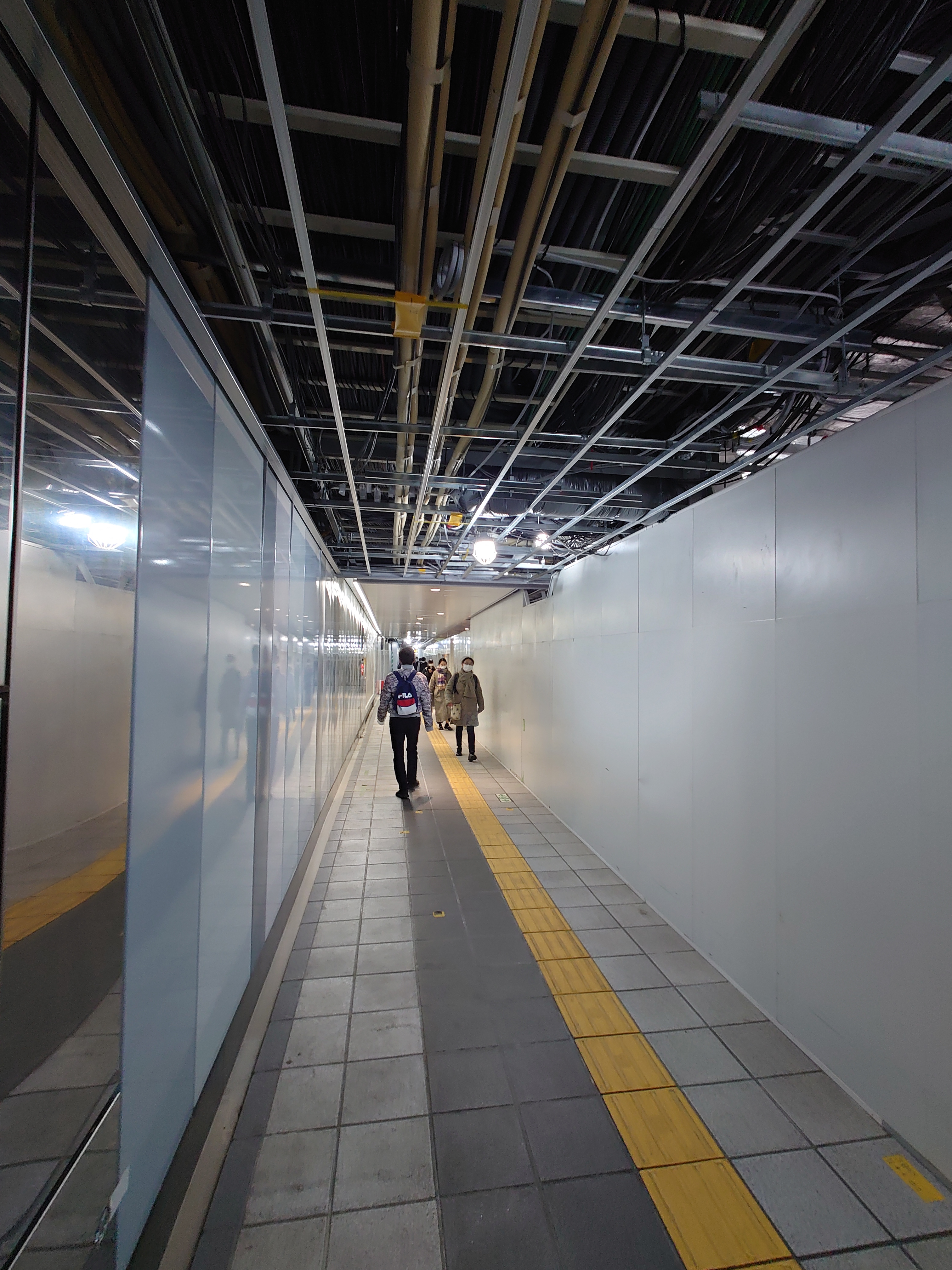 新横浜駅地下工事風景９（環状2号線を潜る通路、縦アングル）