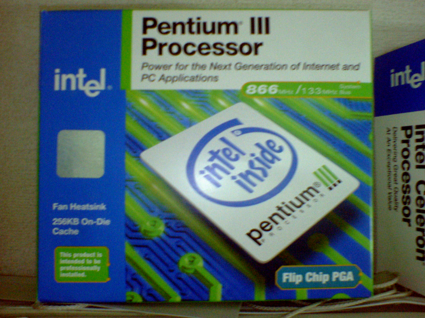 「PentiumIII 866MHz」のCPUの箱