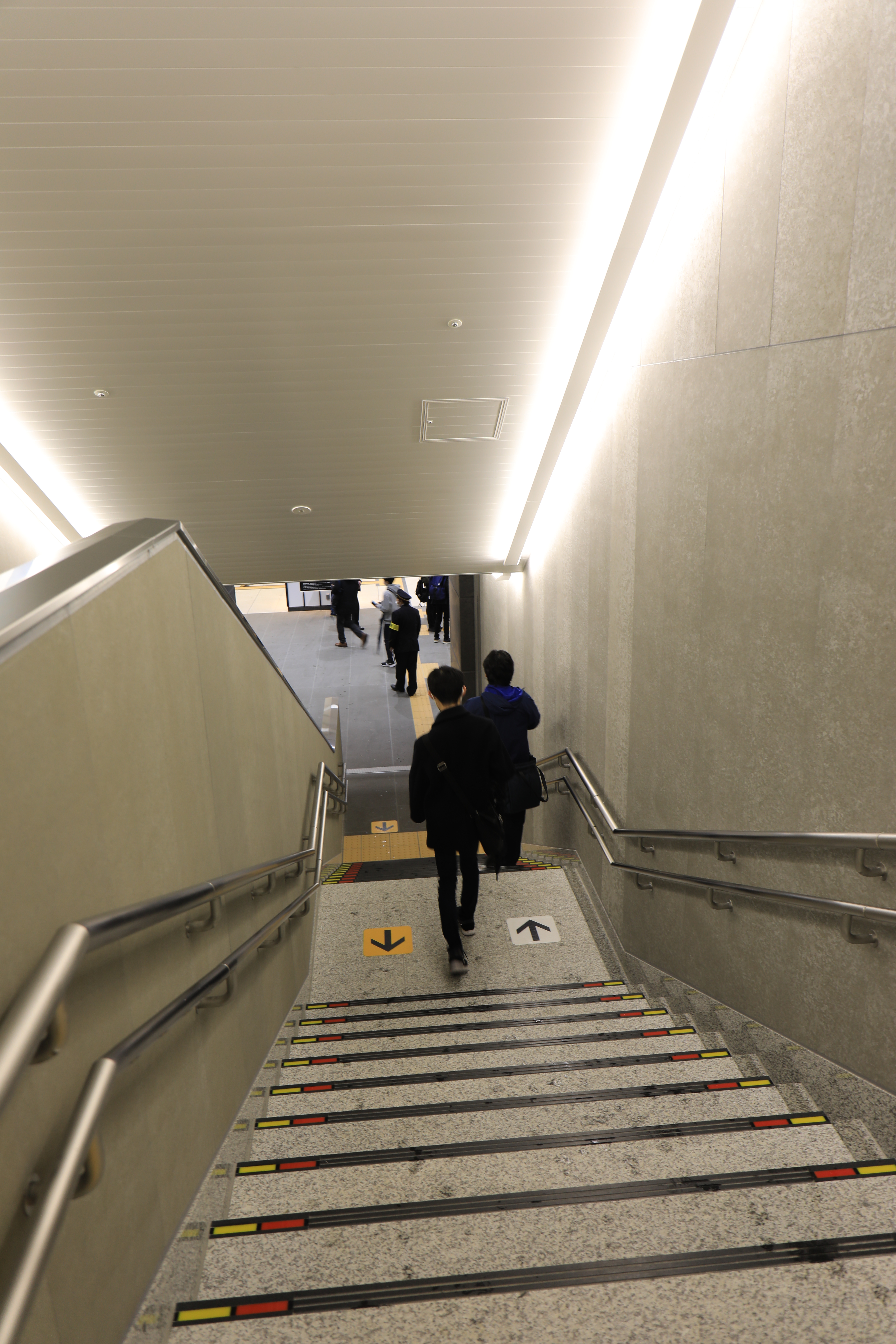 地上から地下への入り口（6番出入口）の階段