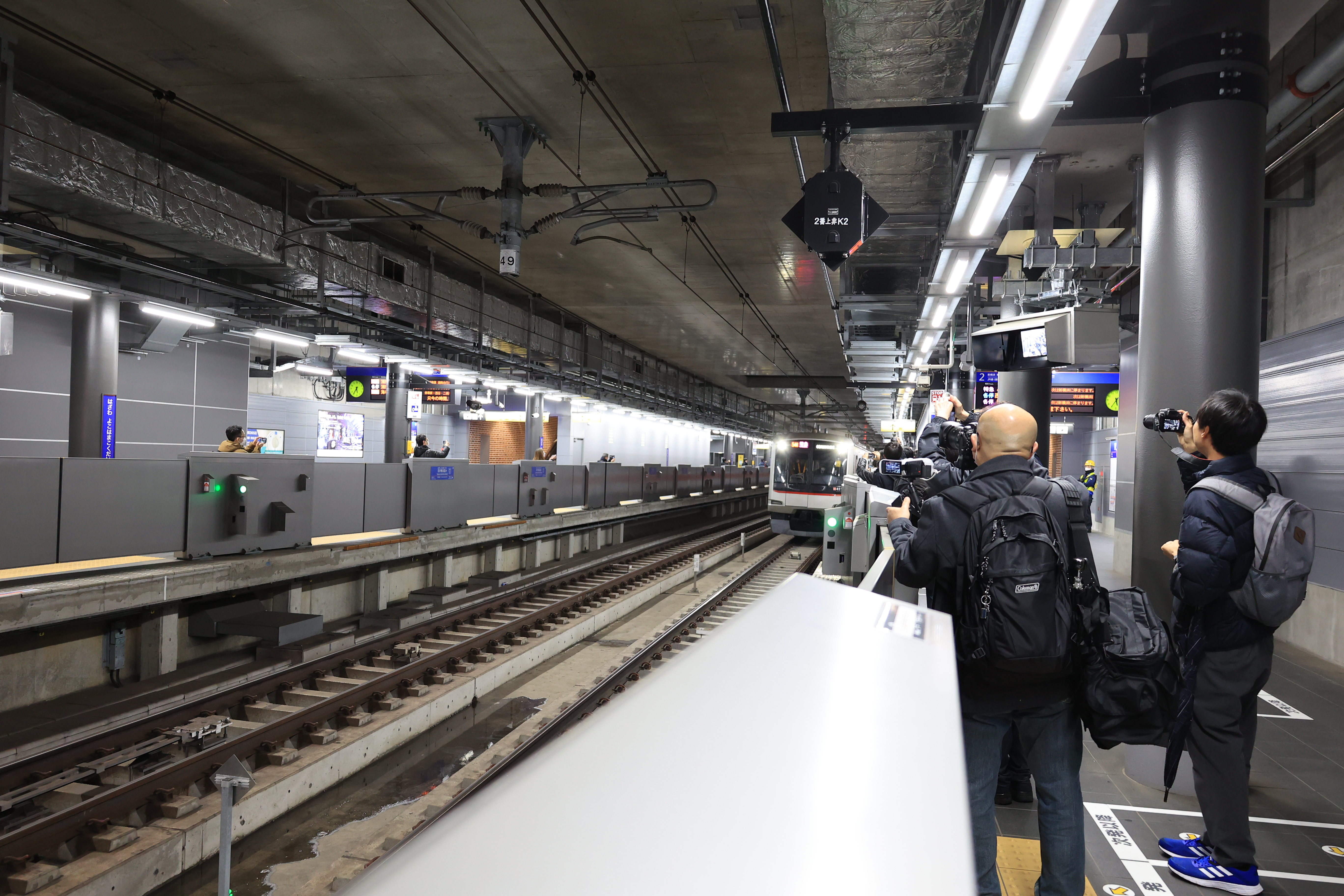 羽沢横浜国大駅の西谷寄りのトンネルから、更に1番列車が近づいてくる