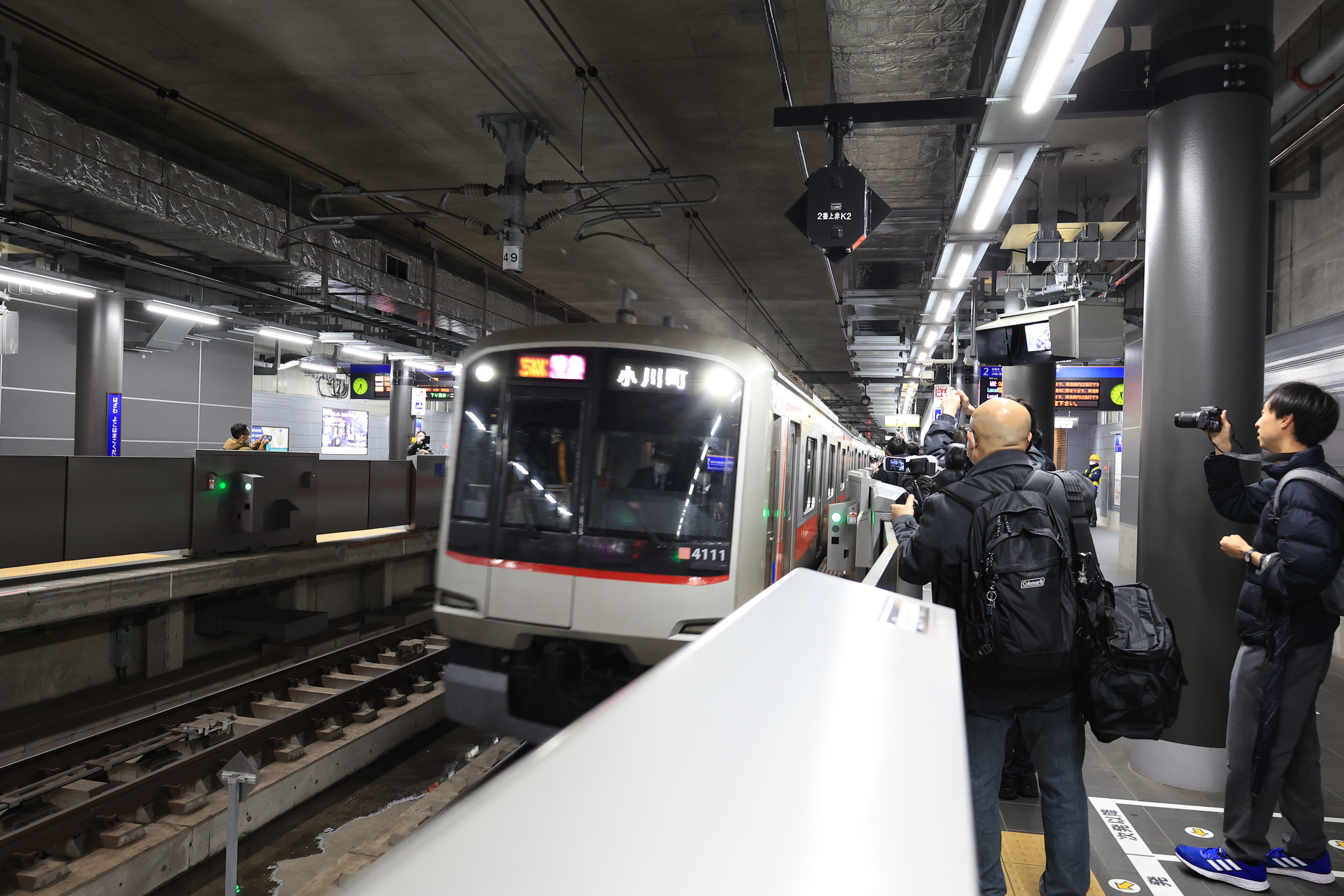 羽沢横浜国大駅の西谷寄りのトンネルから、1番列車が到着