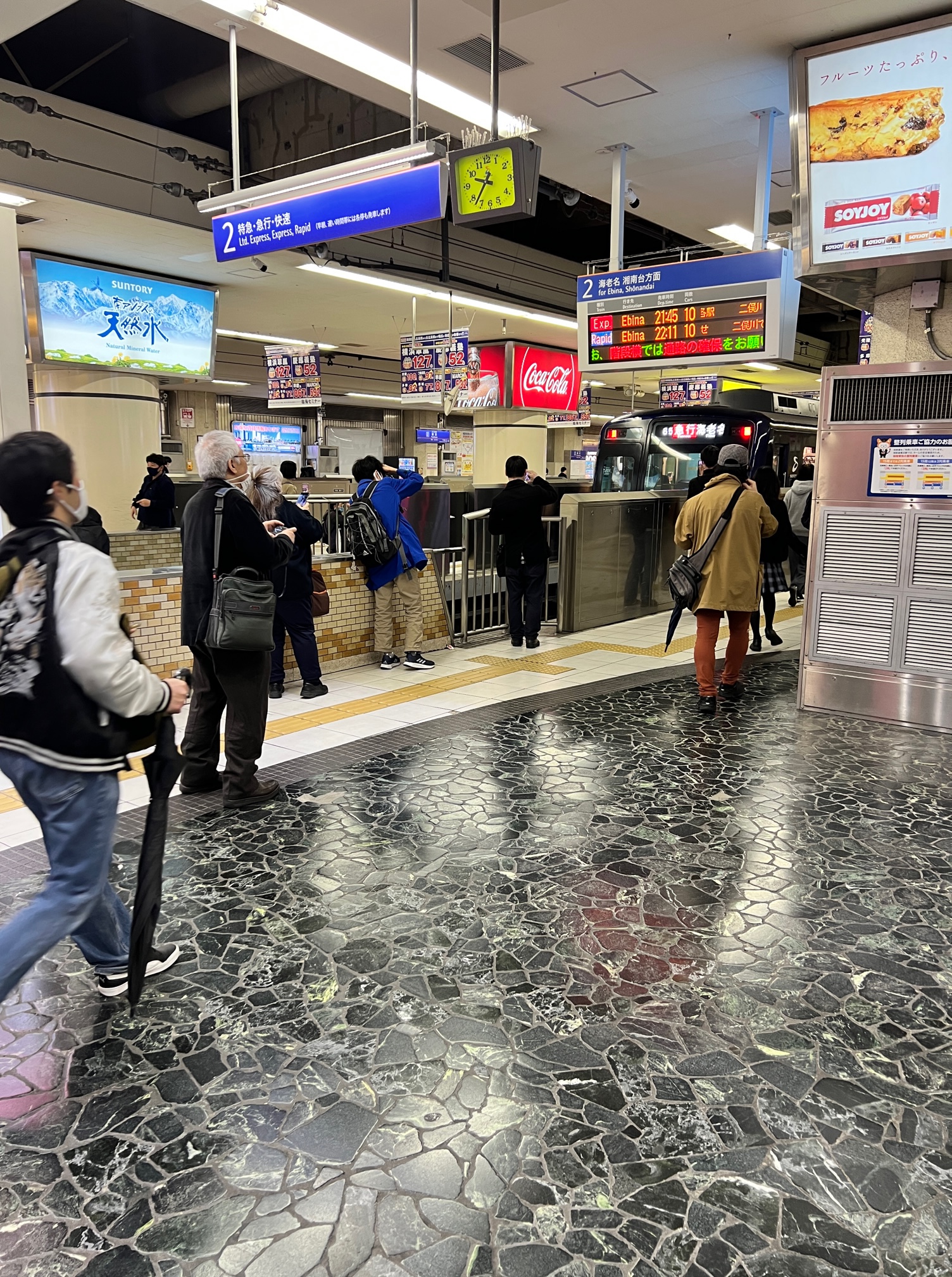 横浜駅の停車している「急行」列車を撮影する人々