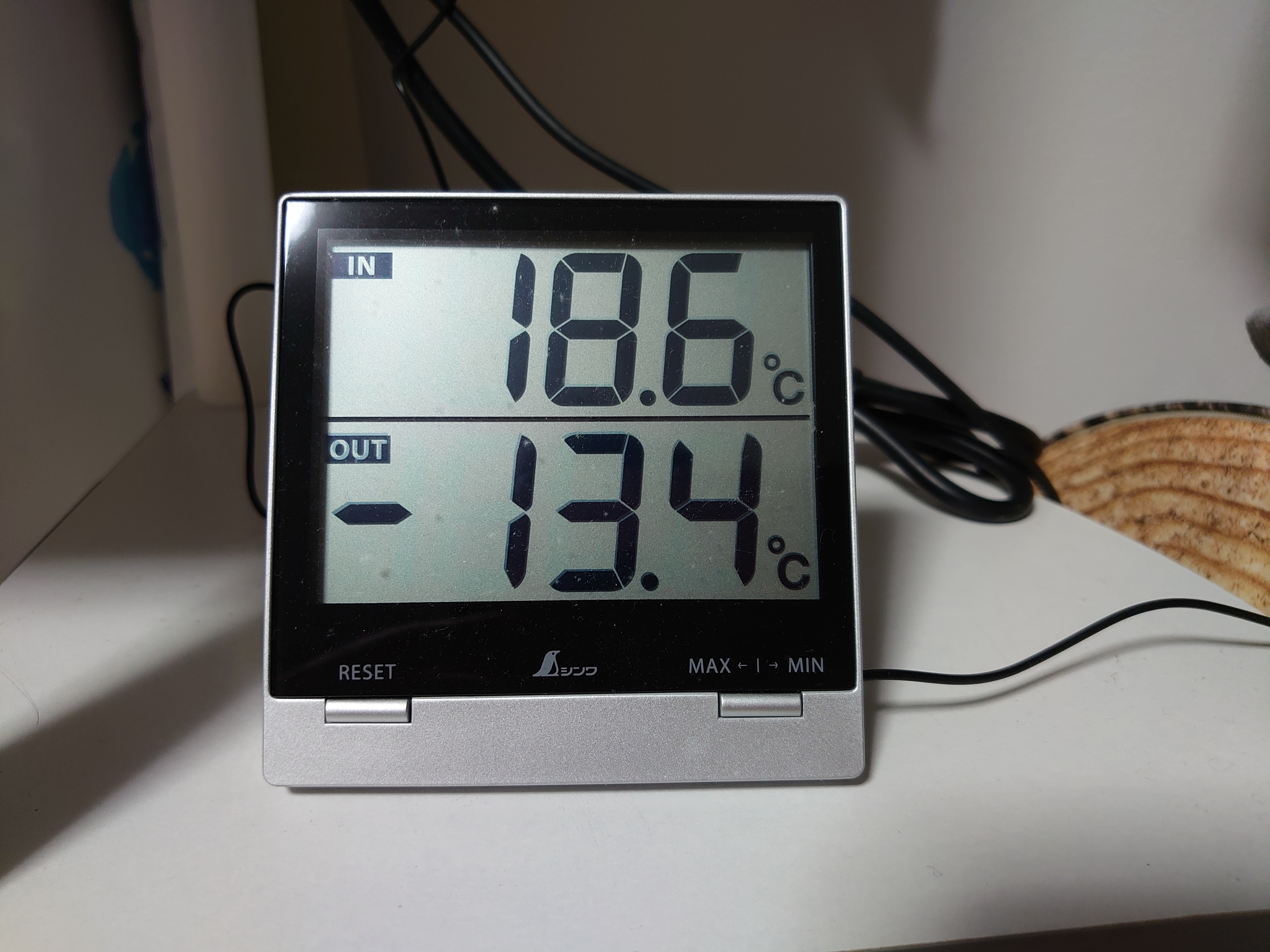1階リビングの内外気温計「マイナス13.4度」