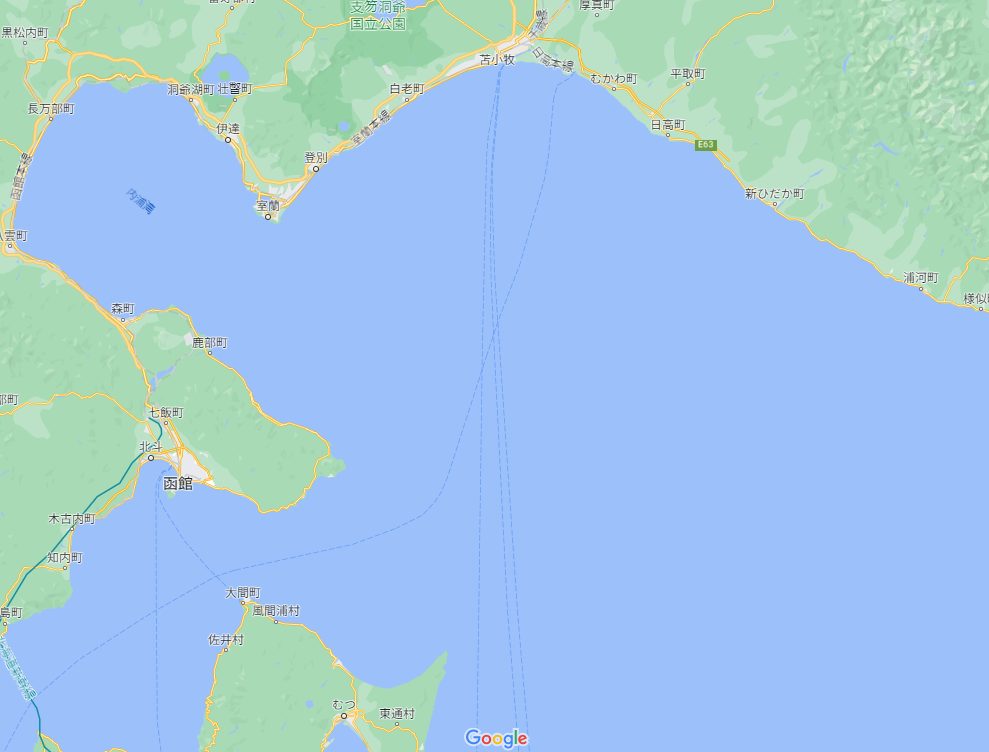 Googleマップにも航路が表示されている。点線の上を航海している