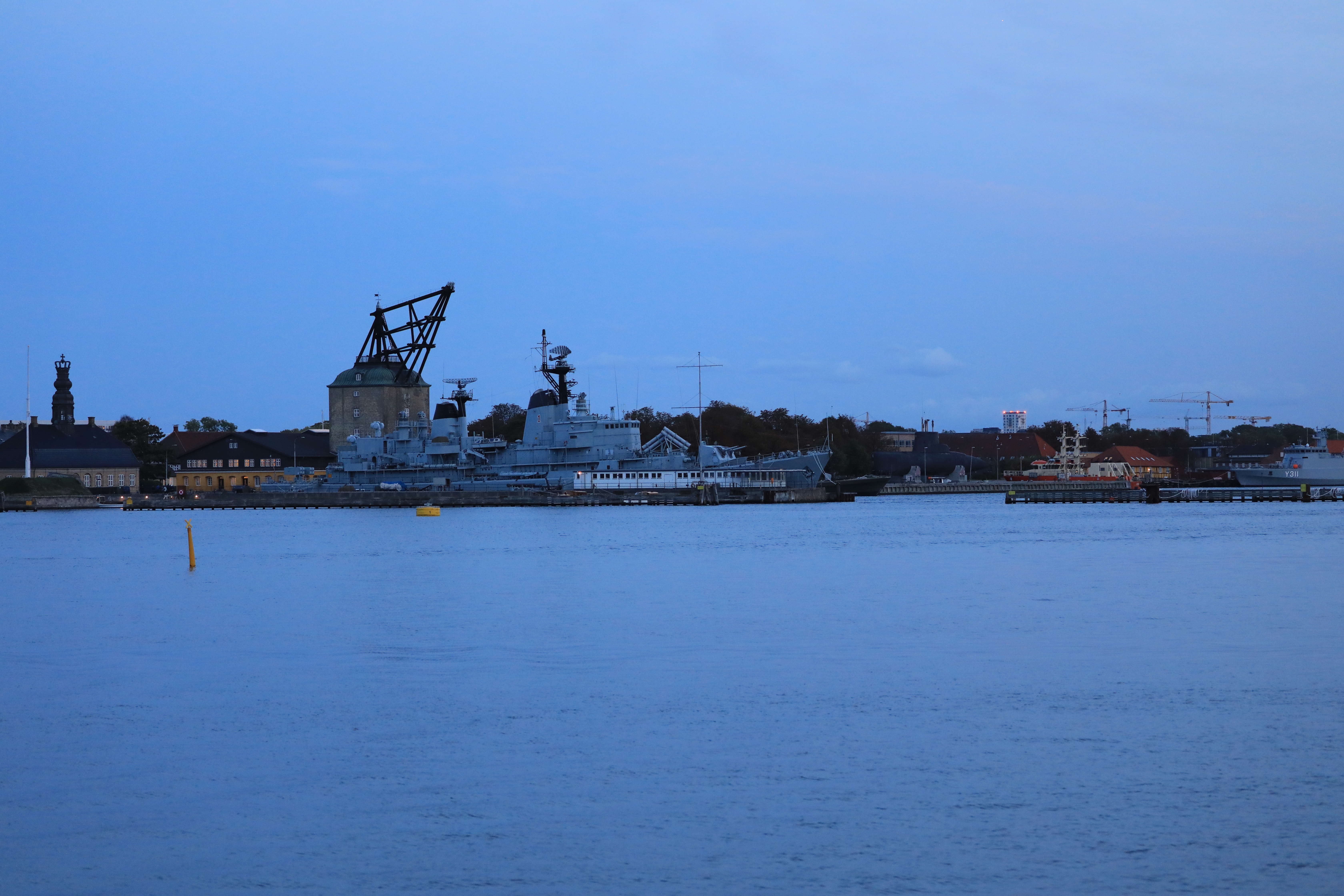 カステレット要塞のマーメイド像付近から見えるデンマークの駆逐艦１