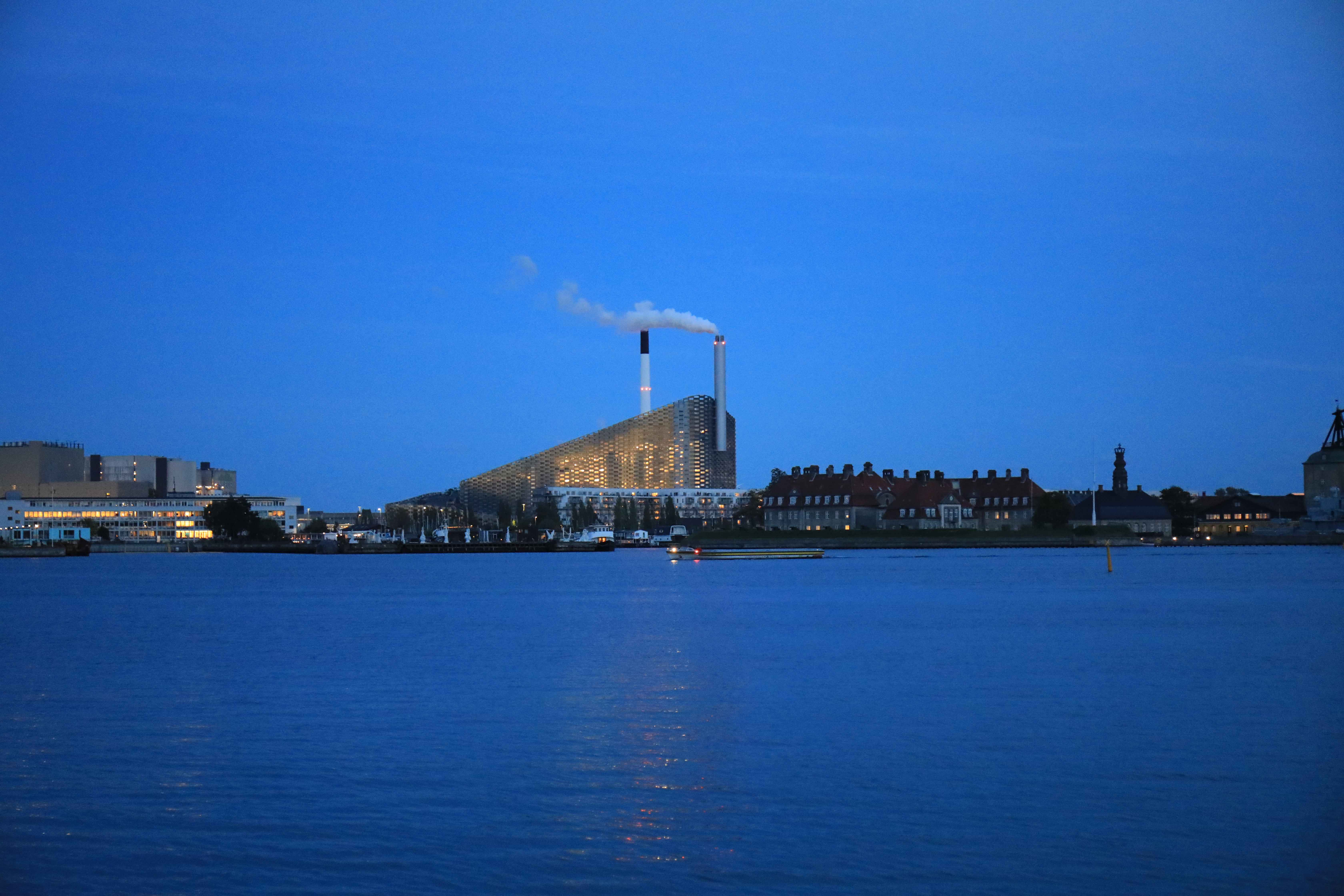 カステレット要塞のマーメイド像付近から見えるデンマークのお洒落な火力発電所２