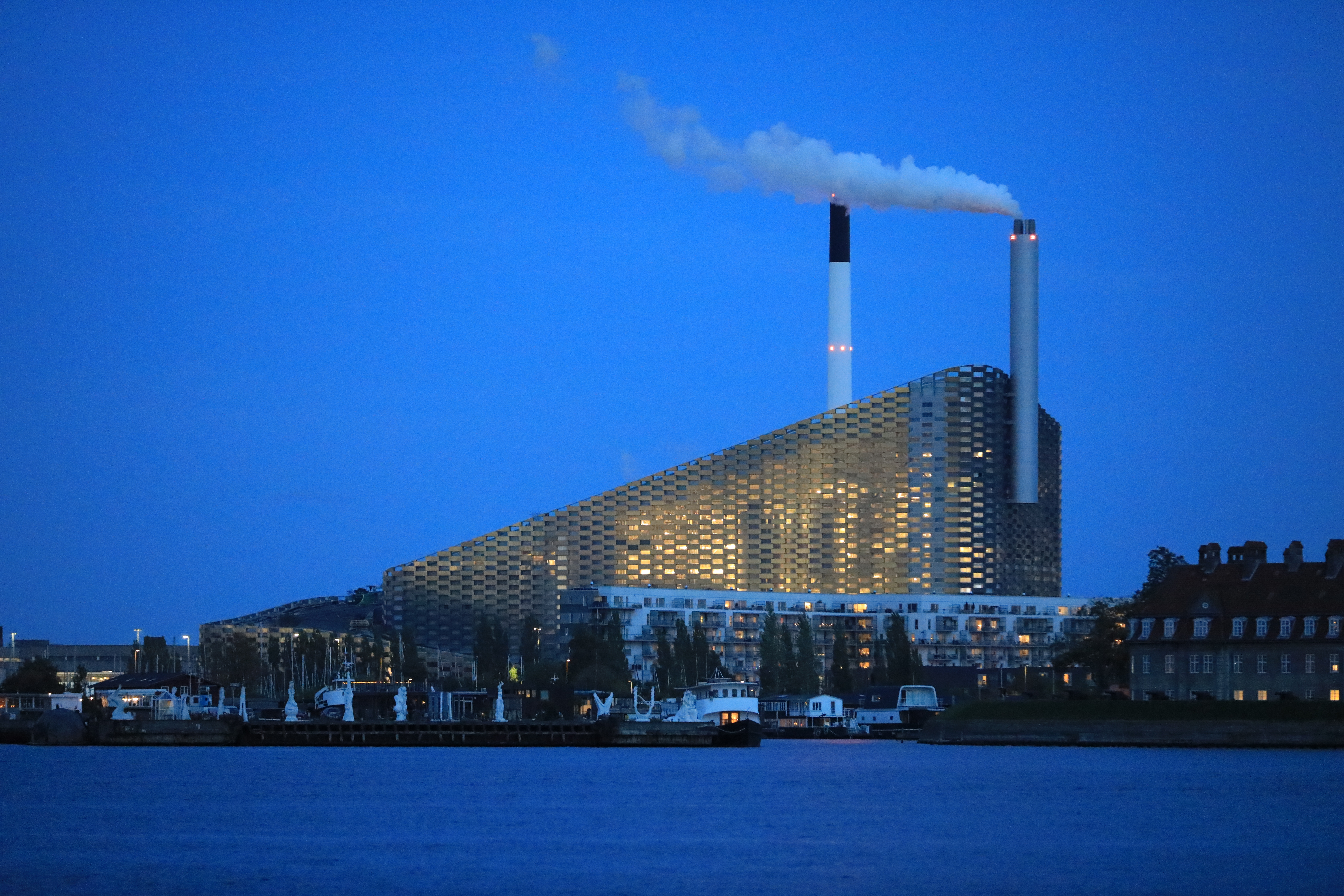 カステレット要塞のマーメイド像付近から見えるデンマークのお洒落な火力発電所３_