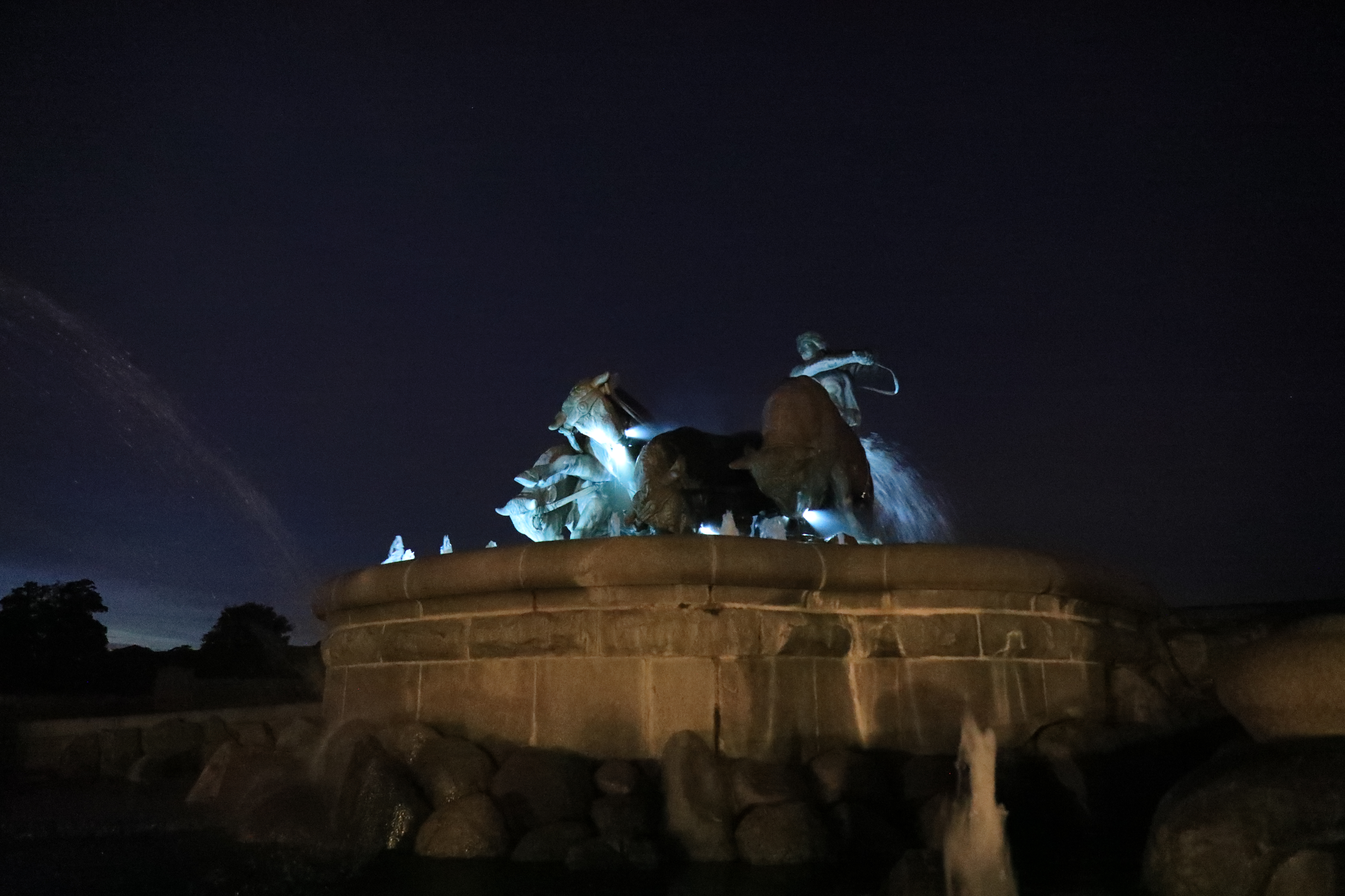 カステレット要塞の銅像の夜景１