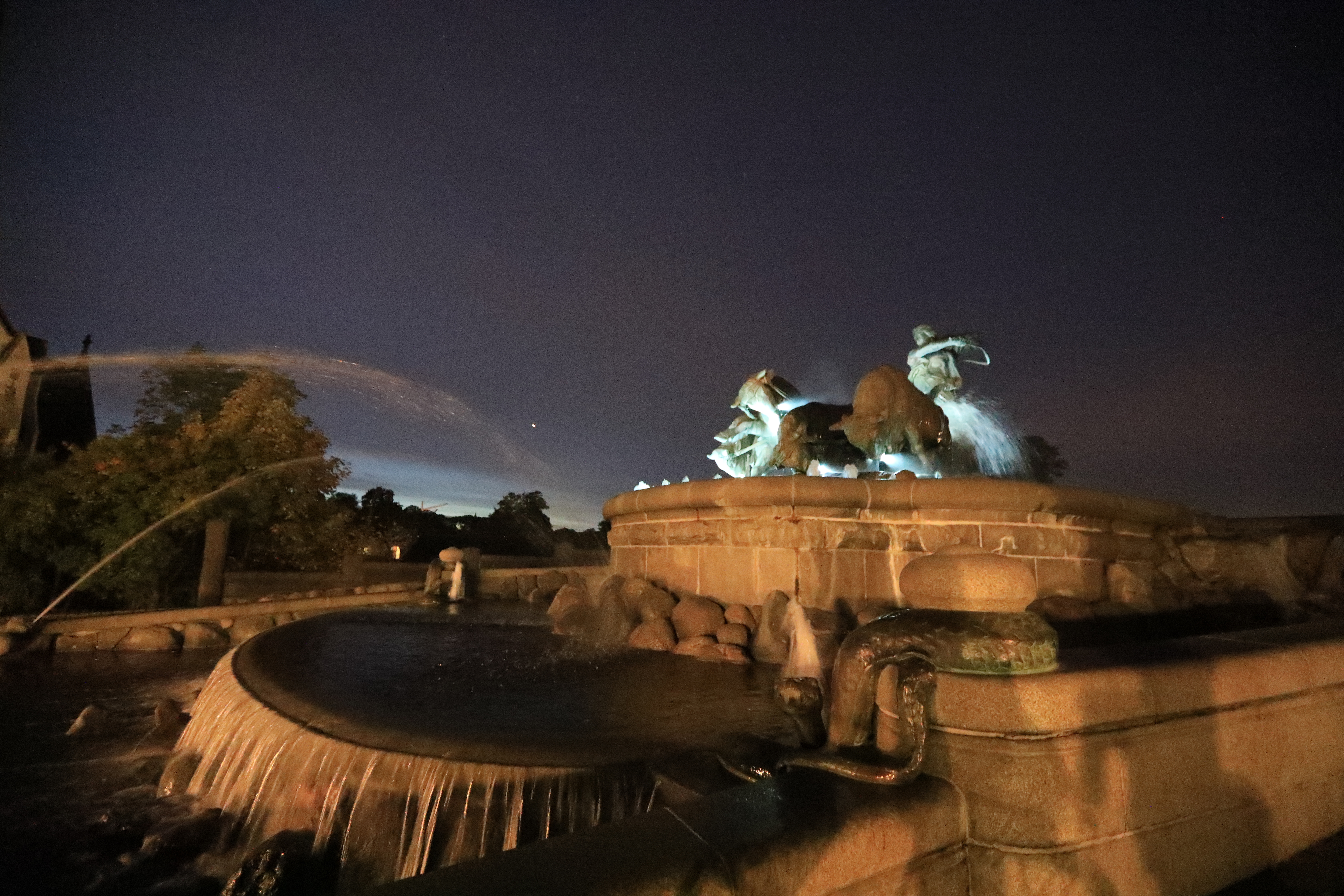 カステレット要塞の銅像の夜景２（広角レンズ）