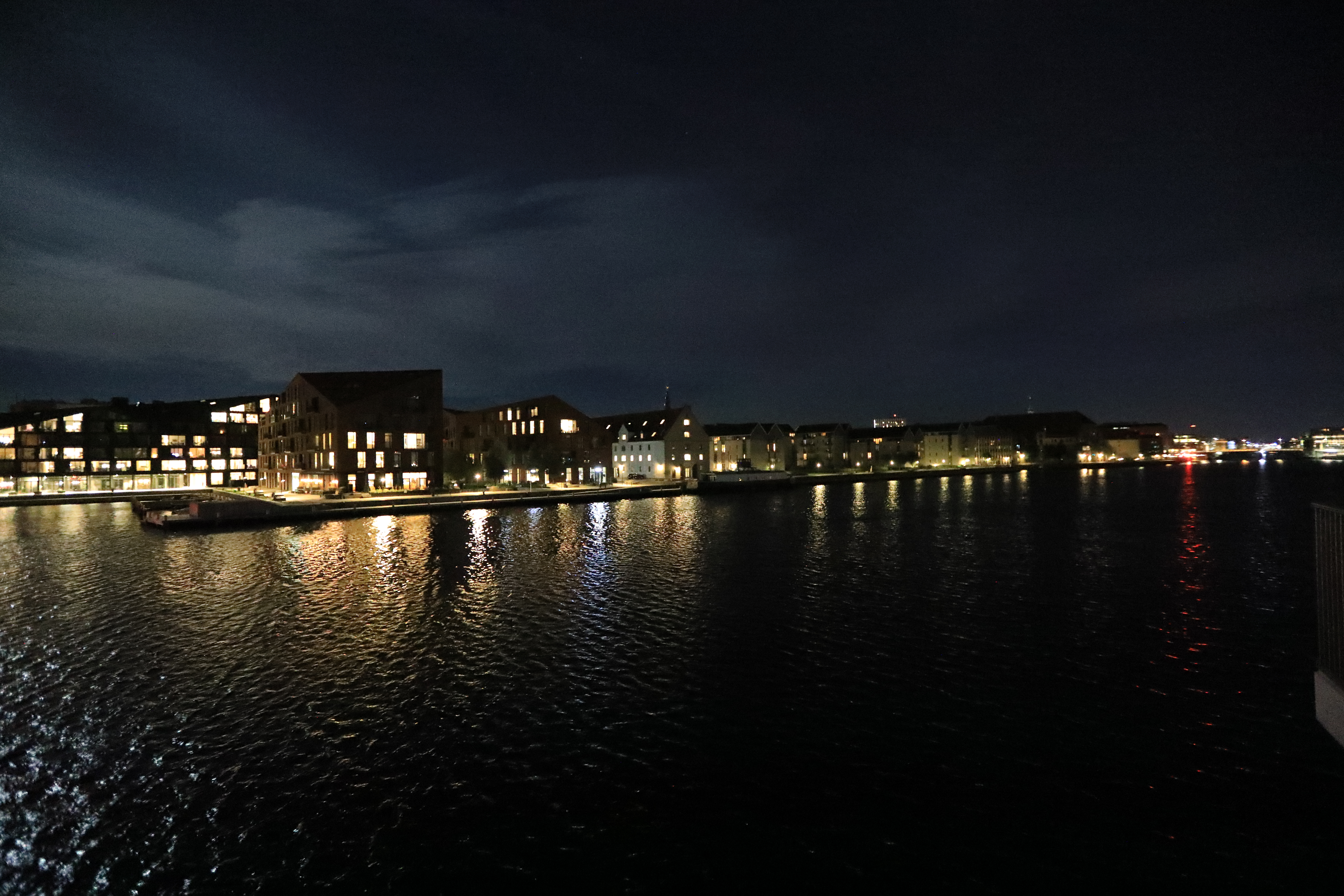 伝統料理を食べてからホテルまでの帰路４、近代的な自転車道の高架道路から見たコペンハーゲンの夜景