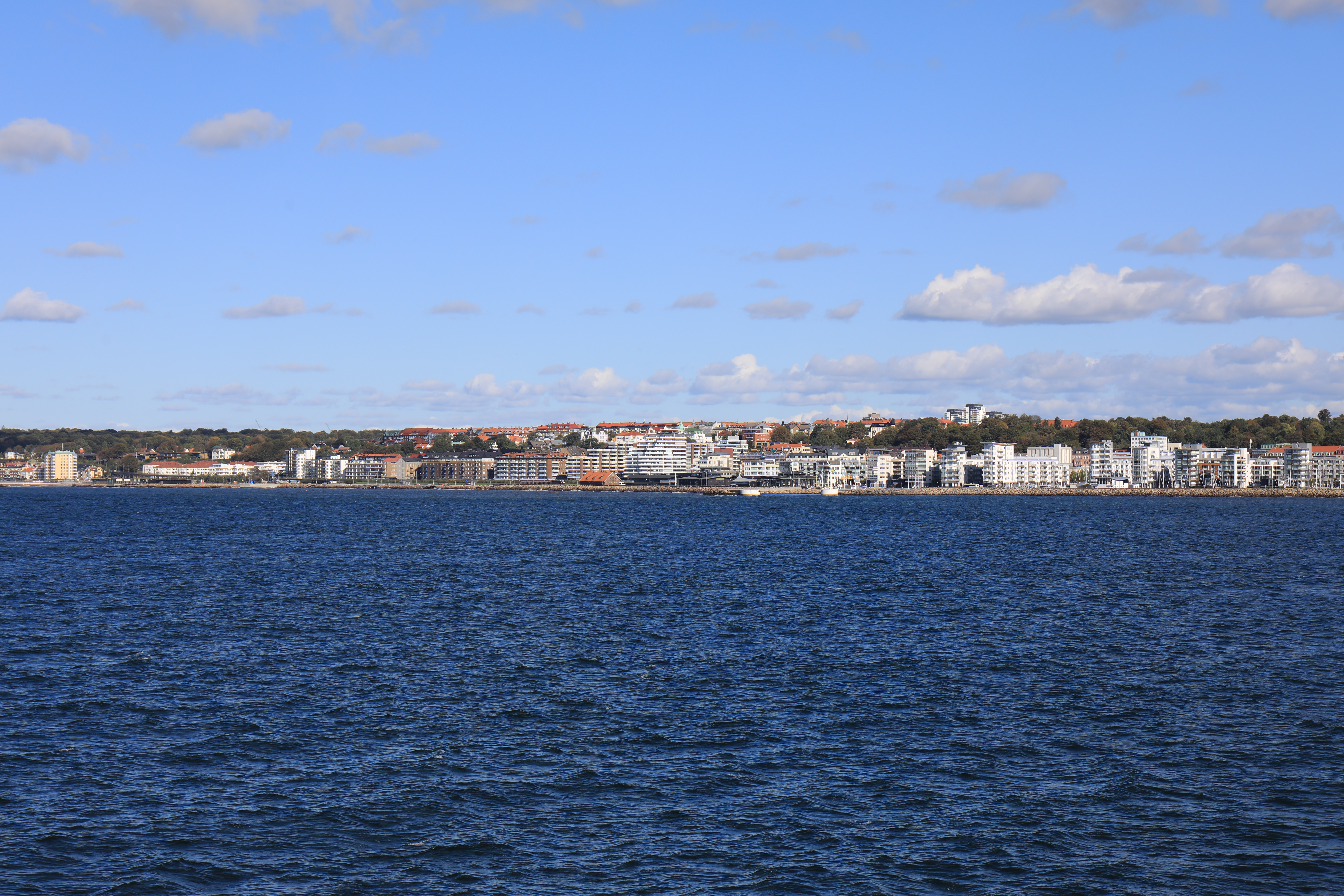 スウェーデンのヘルシングボリ港（Helsingborg）フェリーの中１０前方にデンマークが見える（望遠）２