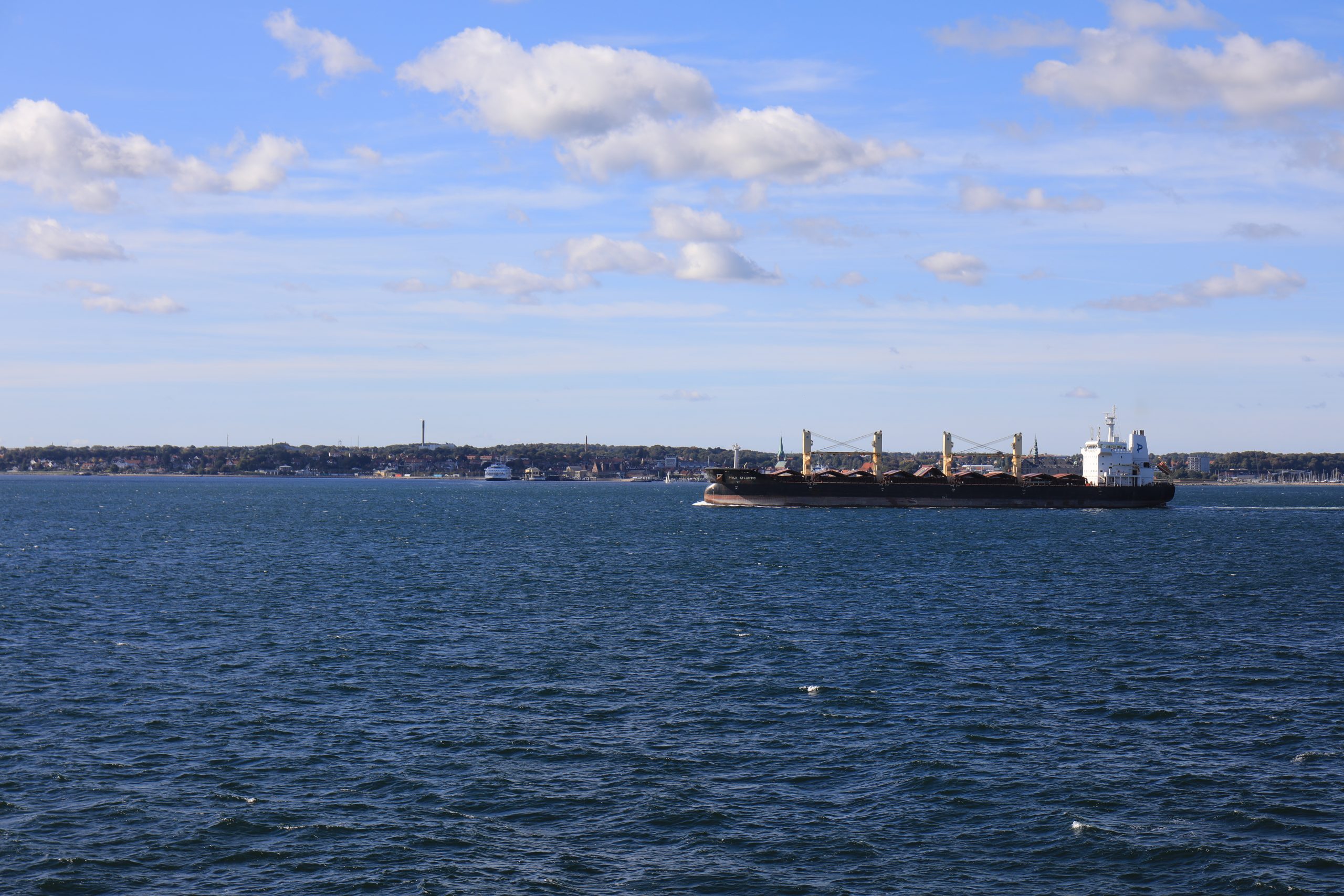 スウェーデンのヘルシングボリ港（Helsingborg）フェリーの中１２甲板から前方を眺める