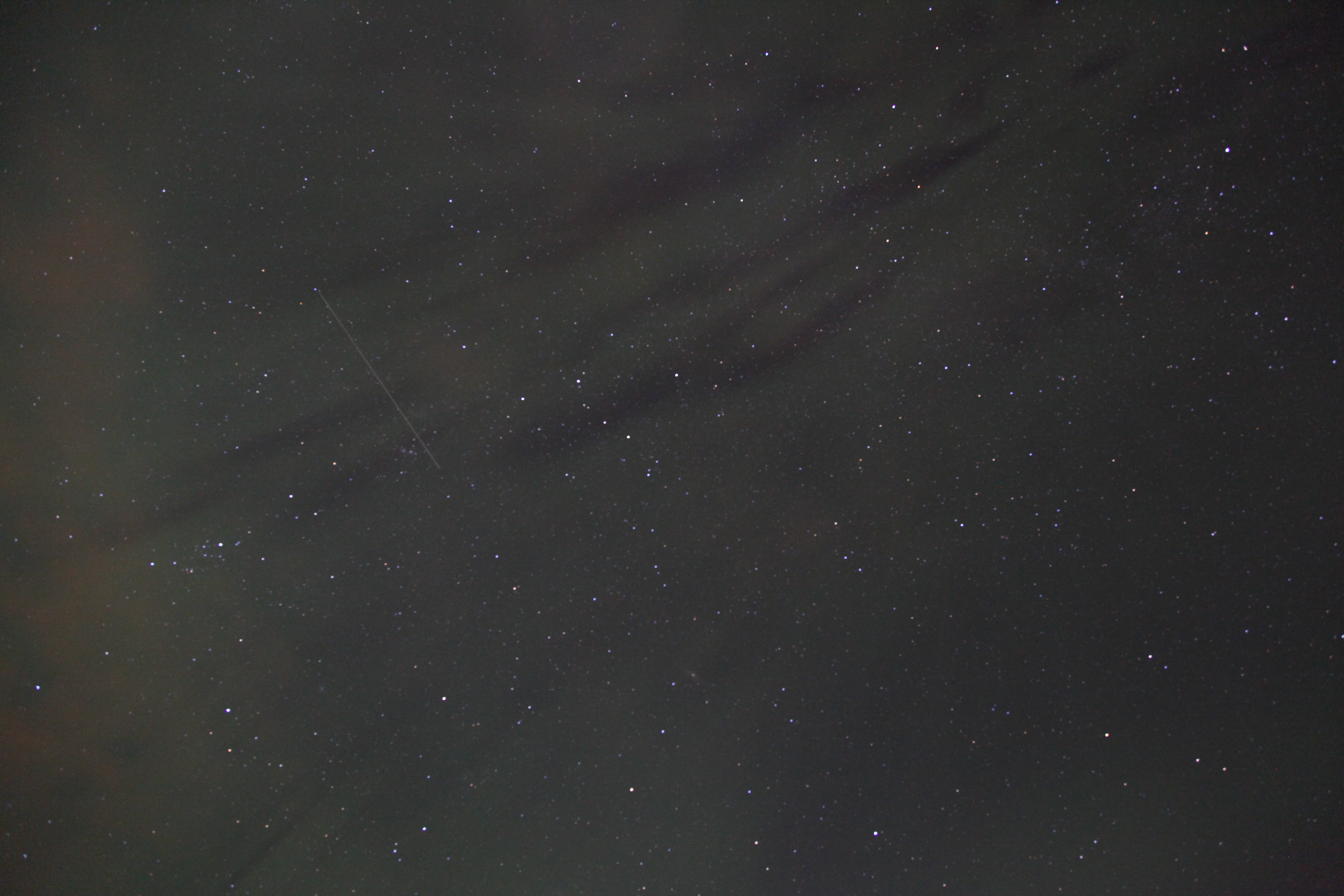 天頂撮影、オーロラと流れ星の軌跡１（24mm、F4、ISO3200、15秒）