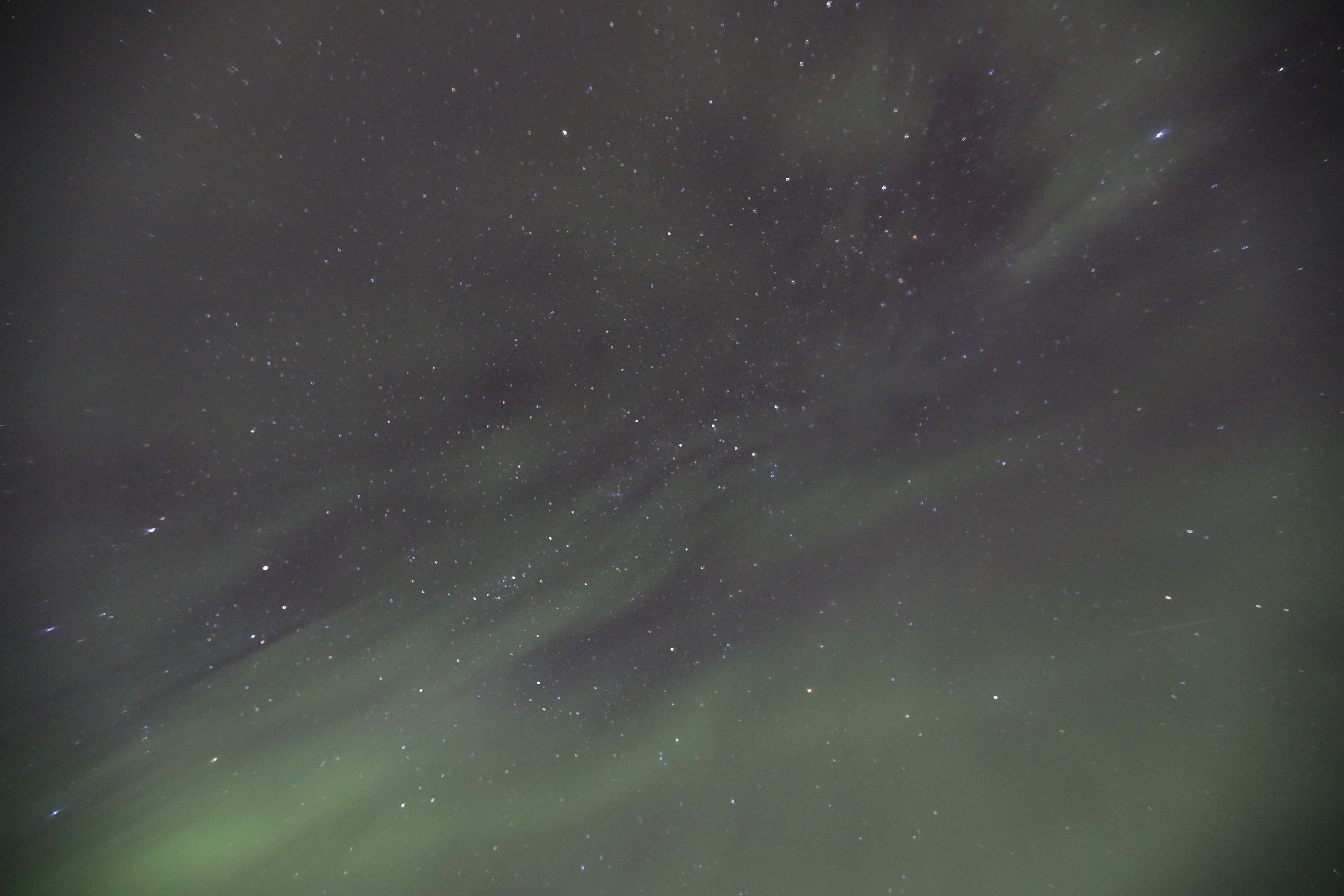星雲とオーロラの幻影１（16mm、F2.8、ISO3200、15秒）