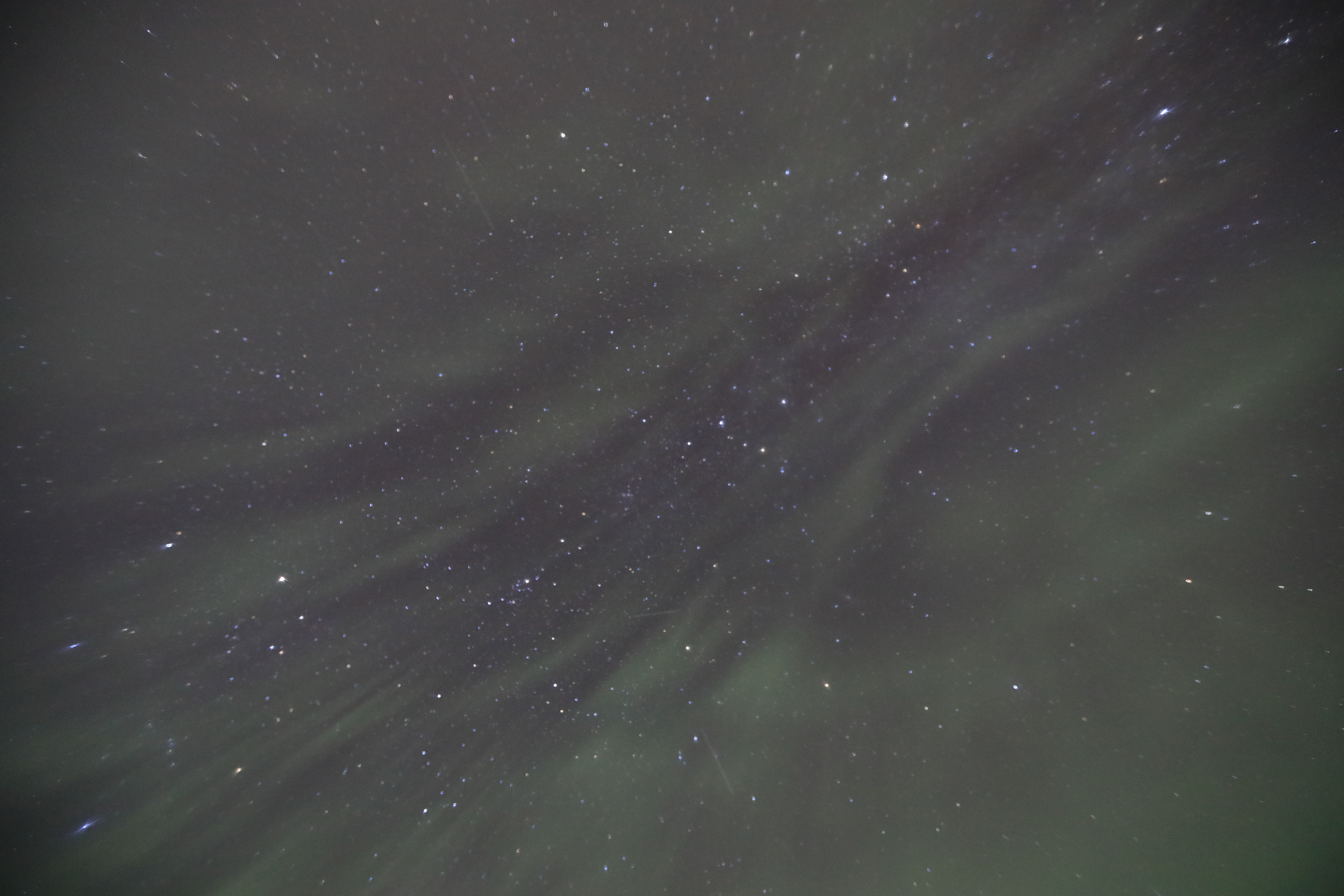 オーロラと星雲と流れ星３（16mm、F2.8、ISO6400、10秒）