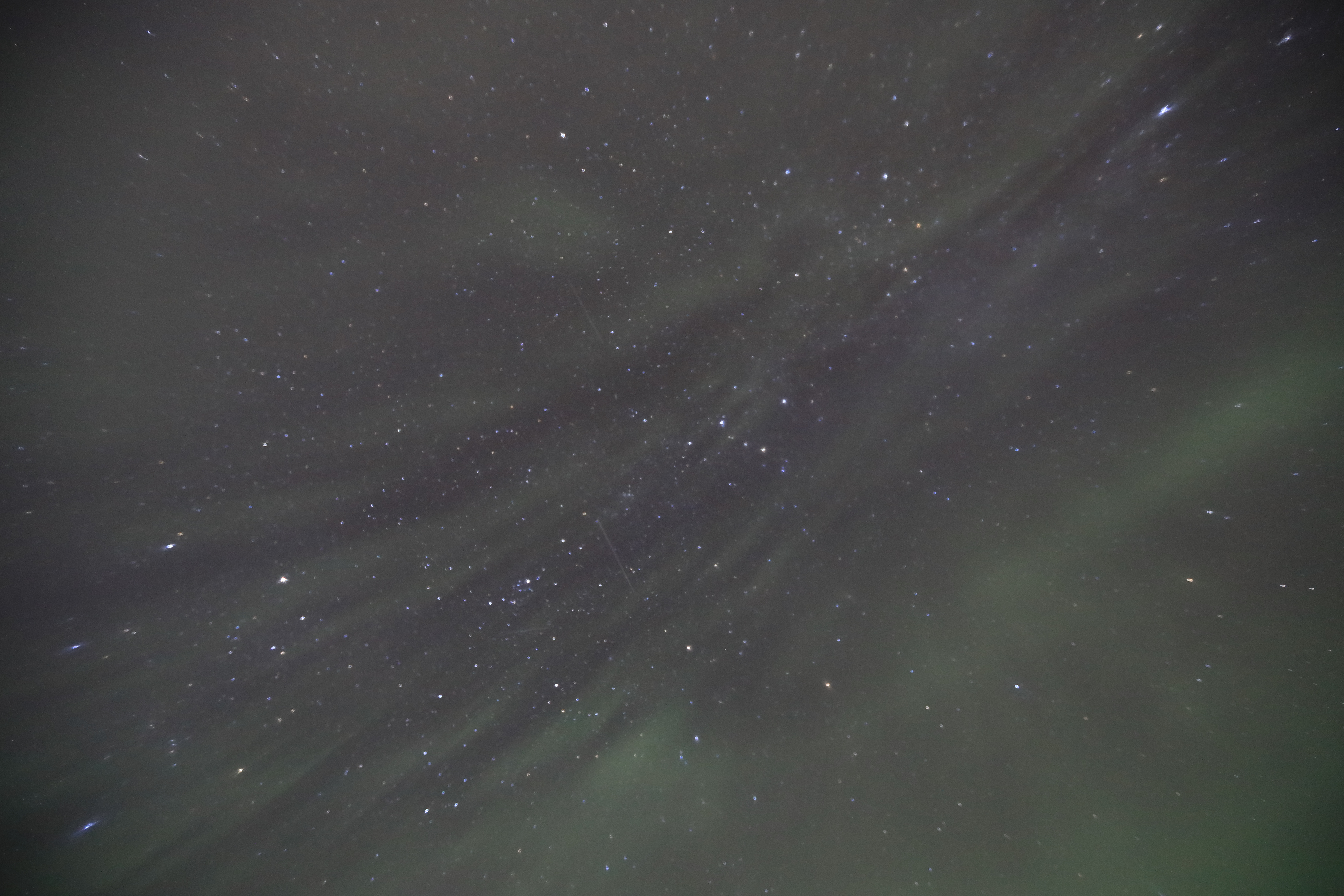 オーロラと星雲と流れ星４（16mm、F2.8、ISO6400、10秒）