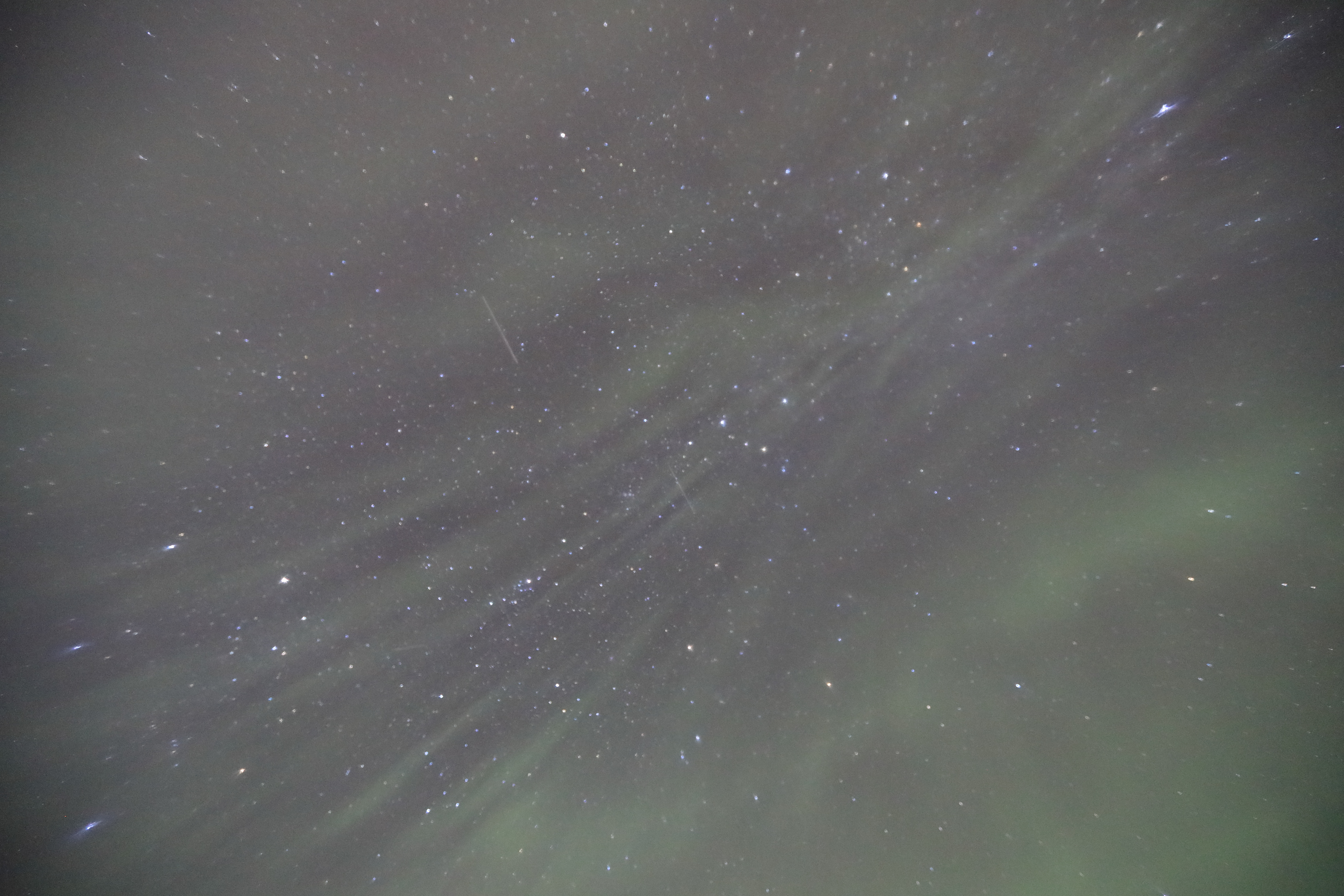 オーロラと星雲と流れ星５（16mm、F2.8、ISO12800、8秒）