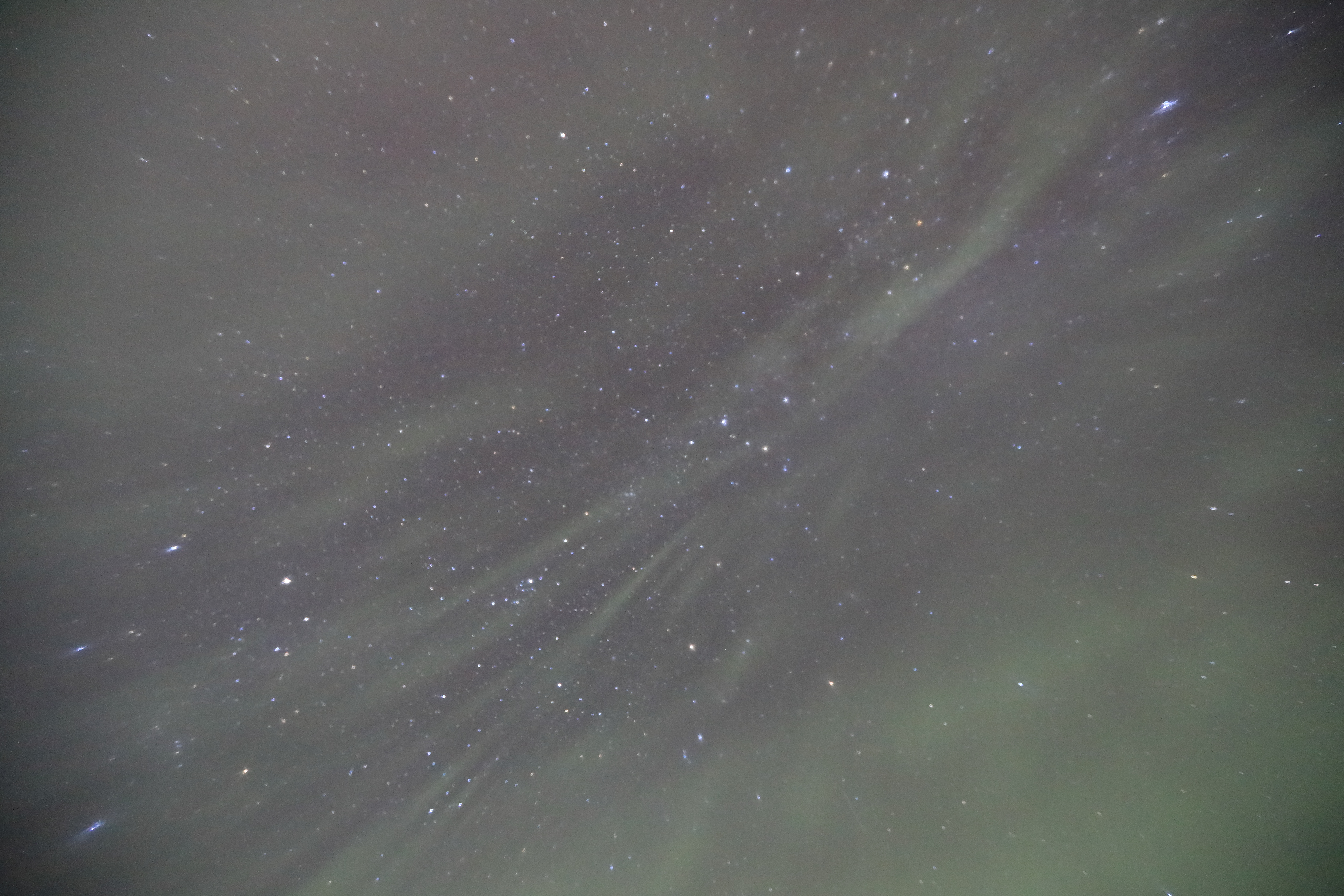 オーロラと星雲のみ、露出が長いため光軸がくっきり、星もカラフル（16mm、F2.8、ISO12800、8秒）