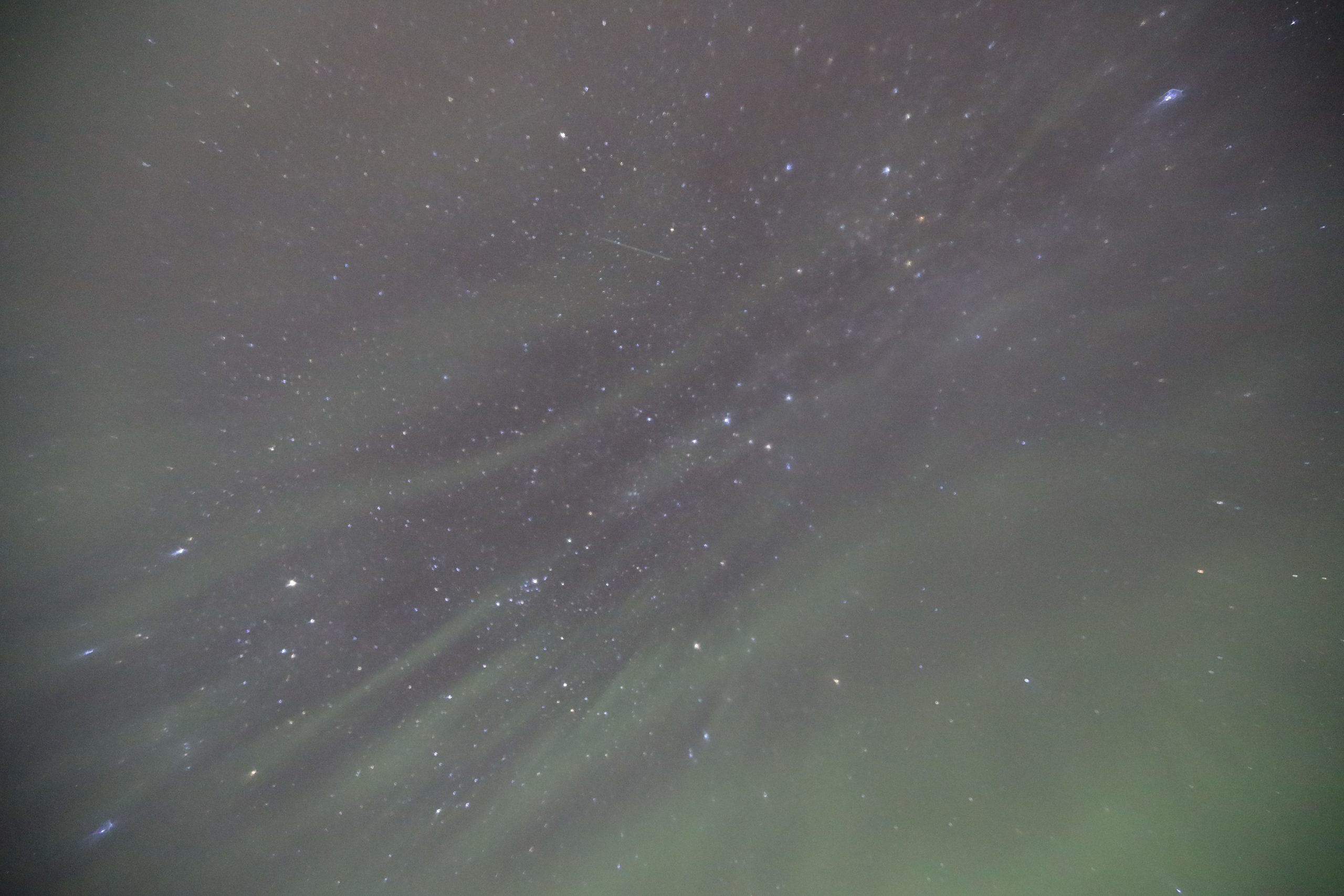 オーロラと星雲と流れ星７、流れ星の光軸が2方向別々（16mm、F2.8、ISO12800、8秒）