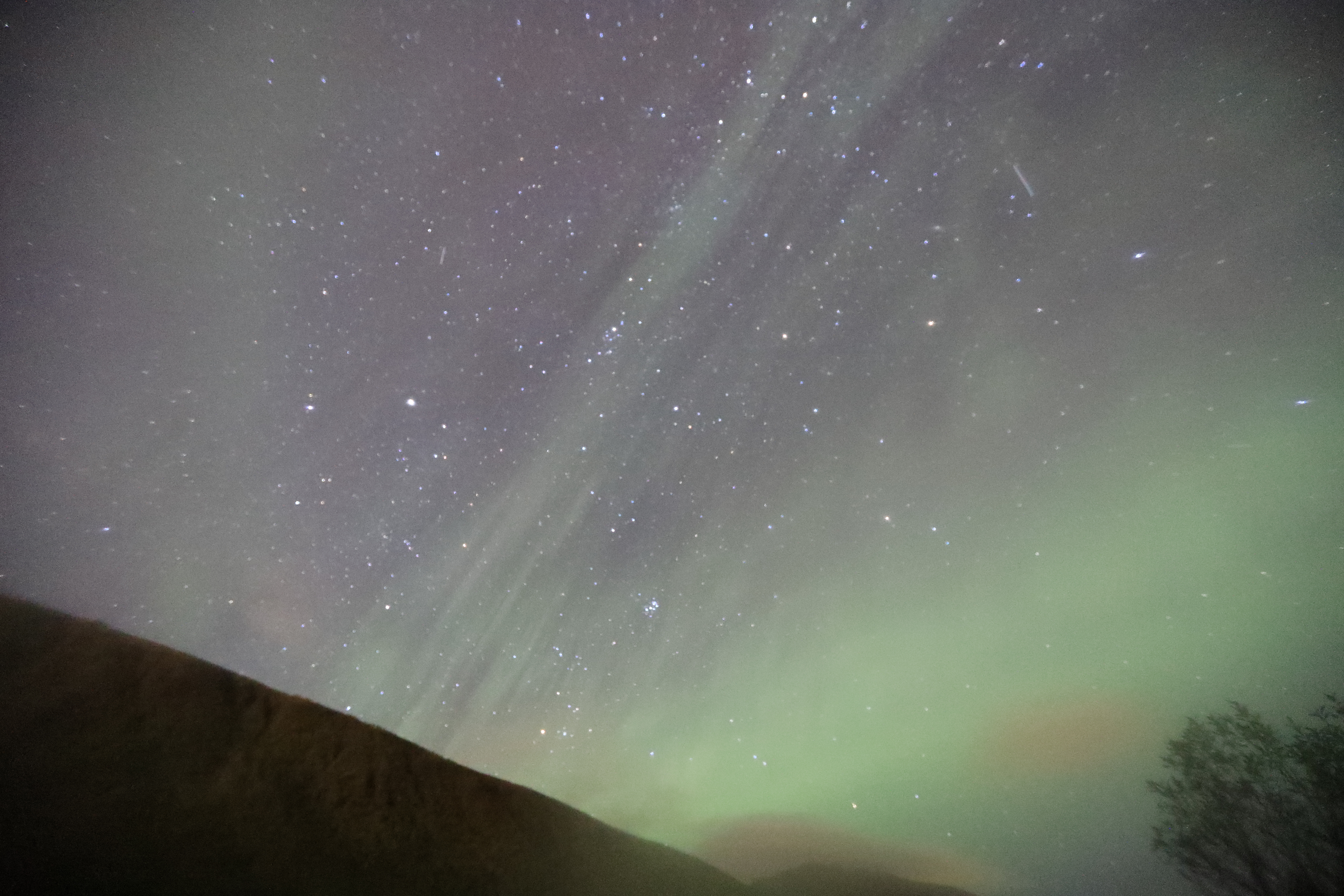 山影とオーロラ４、オーロラがガス状に拡散する、流れ星（16mm、F2.8、ISO32000、4秒）