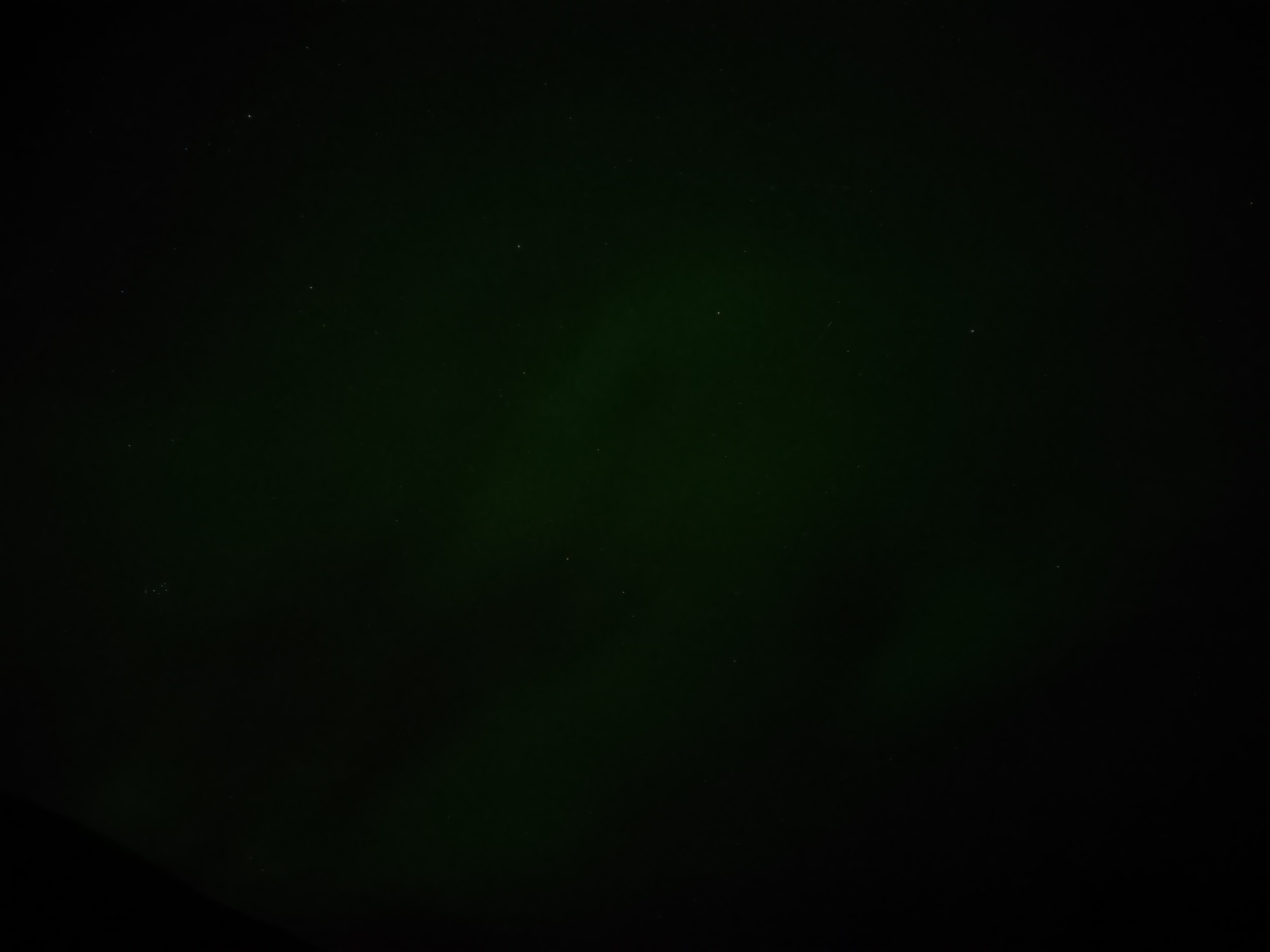 オーロラは映らず星が少し見える（25mm、F2、ISO3200、1秒）