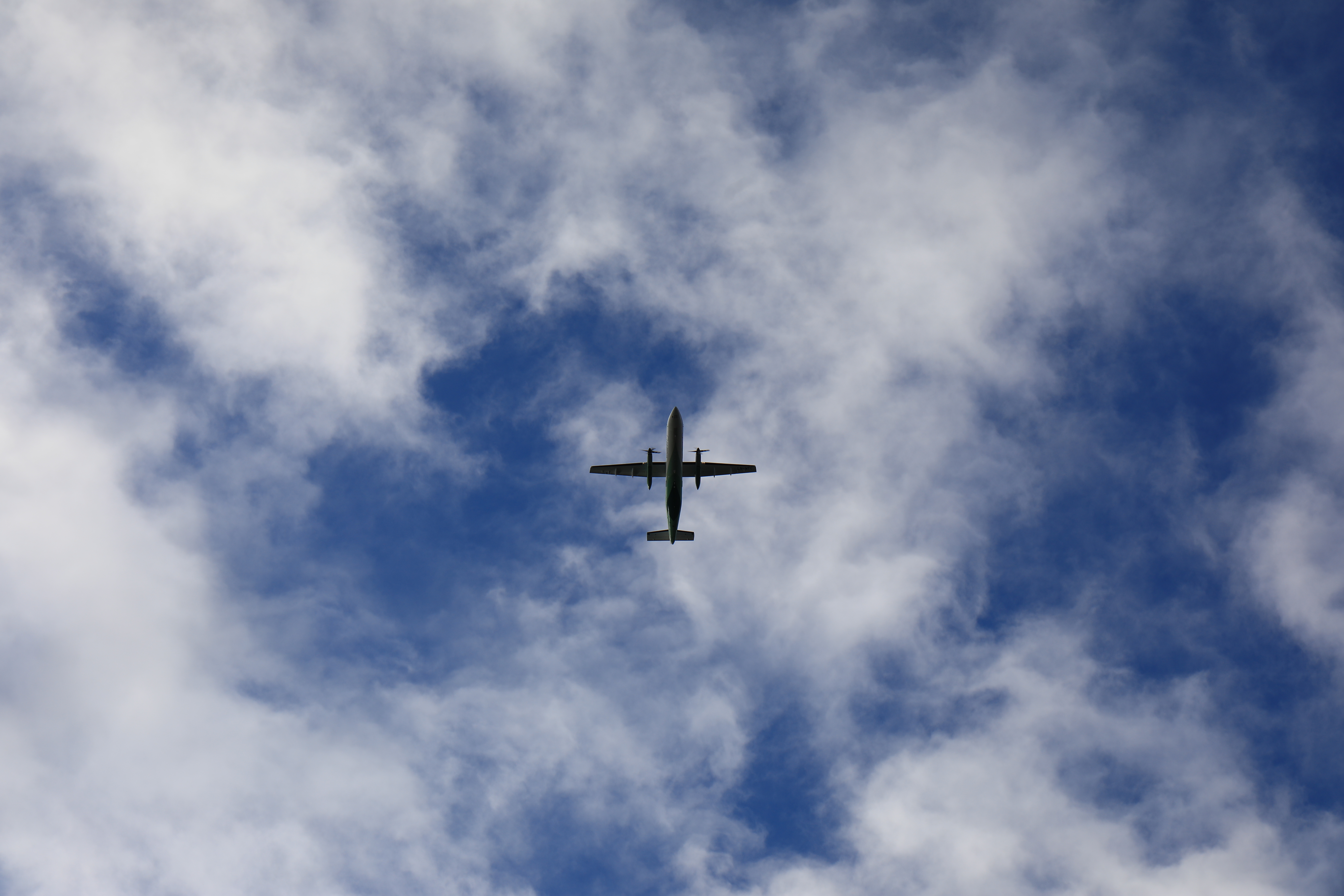 トロムソ空港を飛び立つプロペラ機