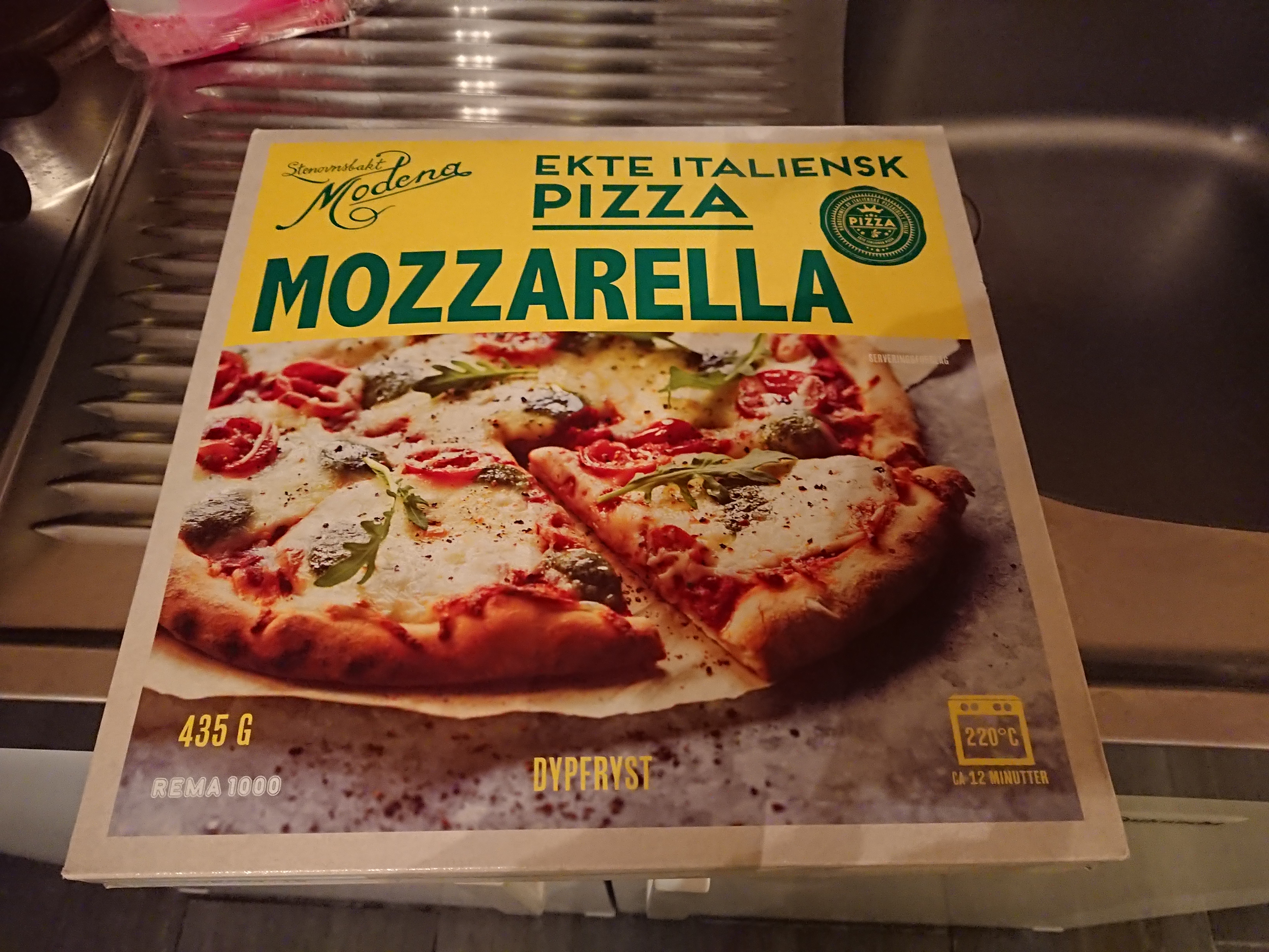 オーロラ鑑賞後に夜食で食べた冷凍ピザ、外装パッケージ
