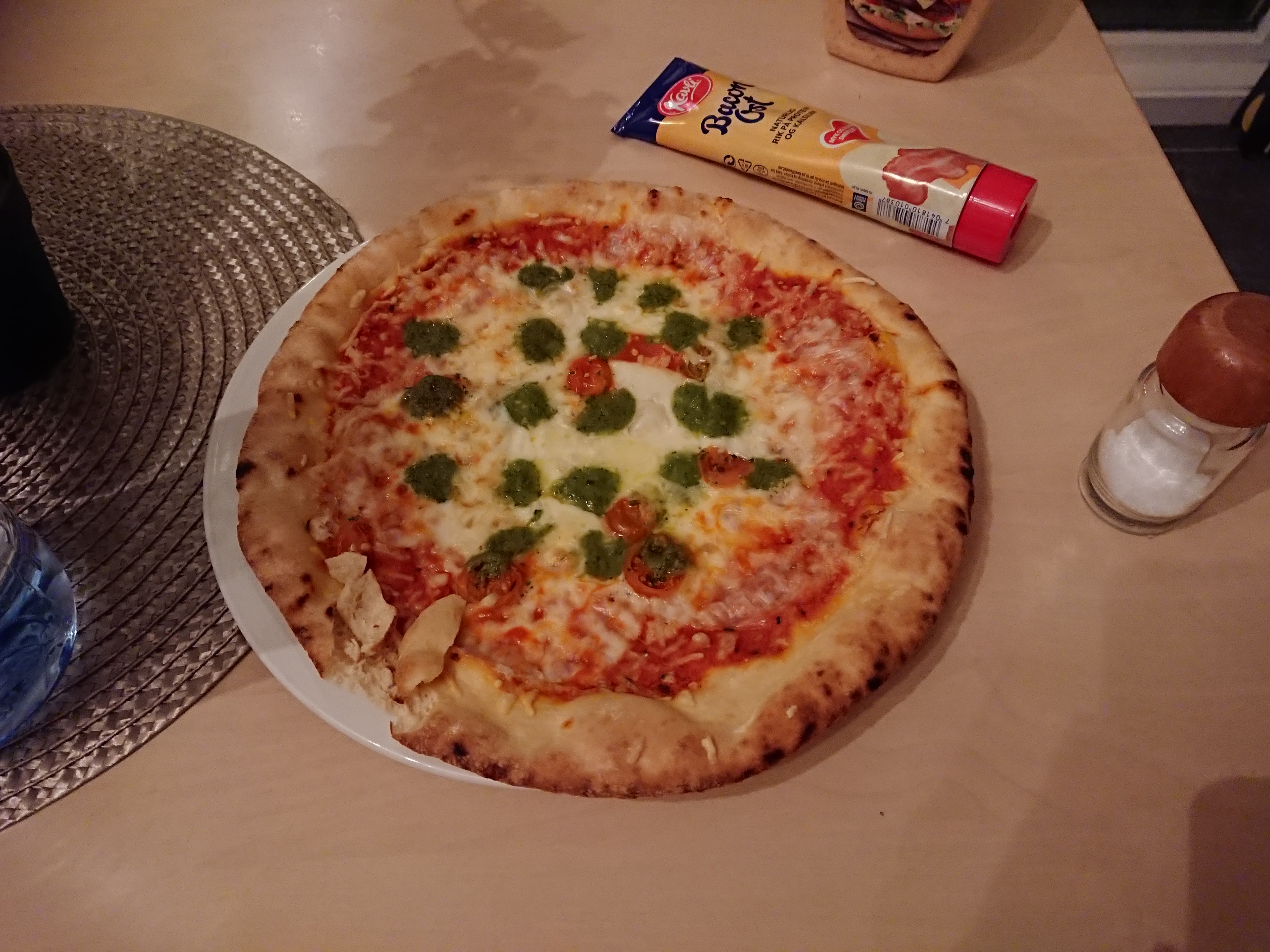 オーロラ鑑賞後に夜食で食べた冷凍ピザ、調理後
