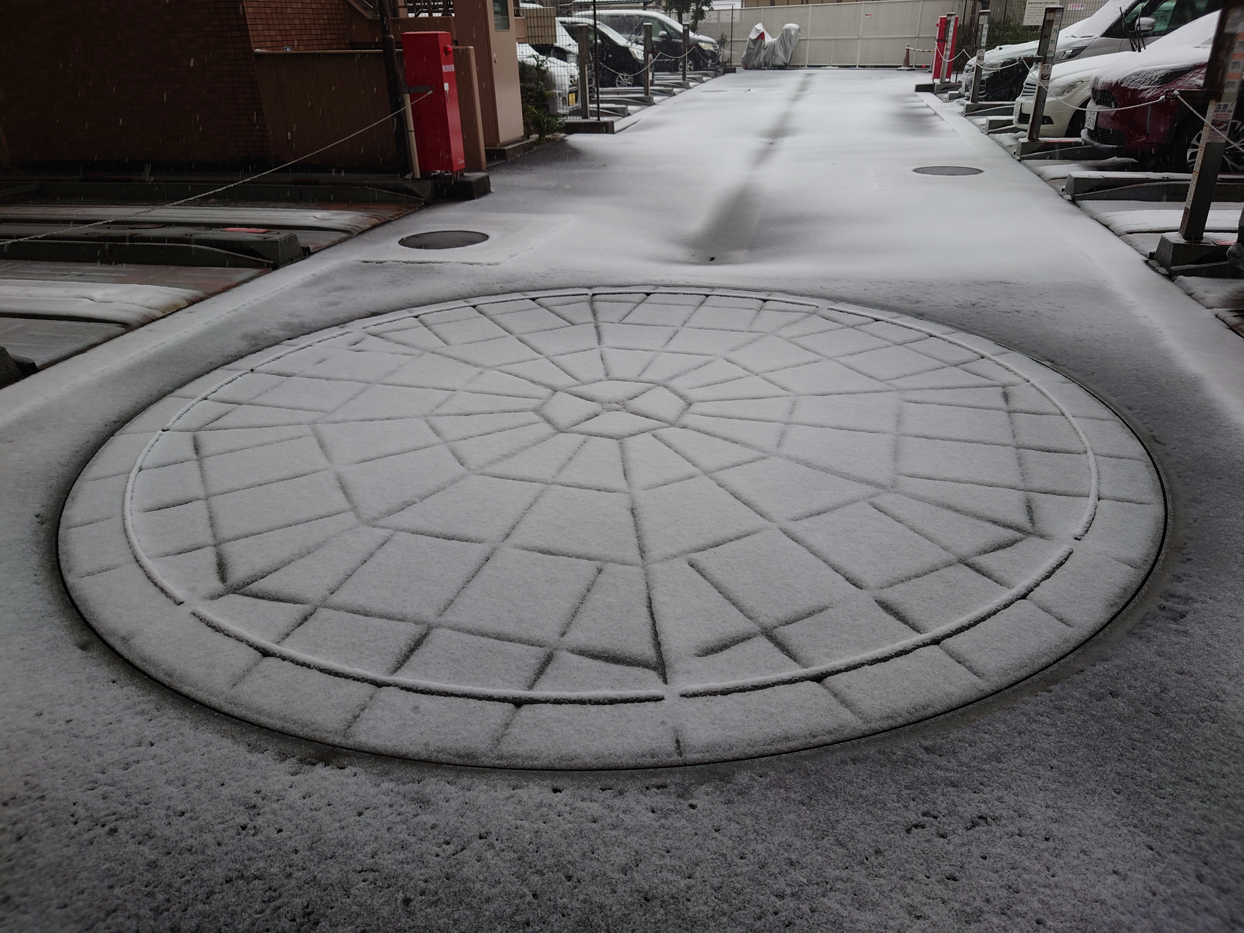 駐車場の転回盤の雪景色が幾何学的で芸術的