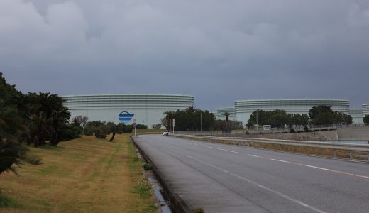 沖縄の国家石油備蓄基地のタンク（沖縄県うるま市の平安座島）