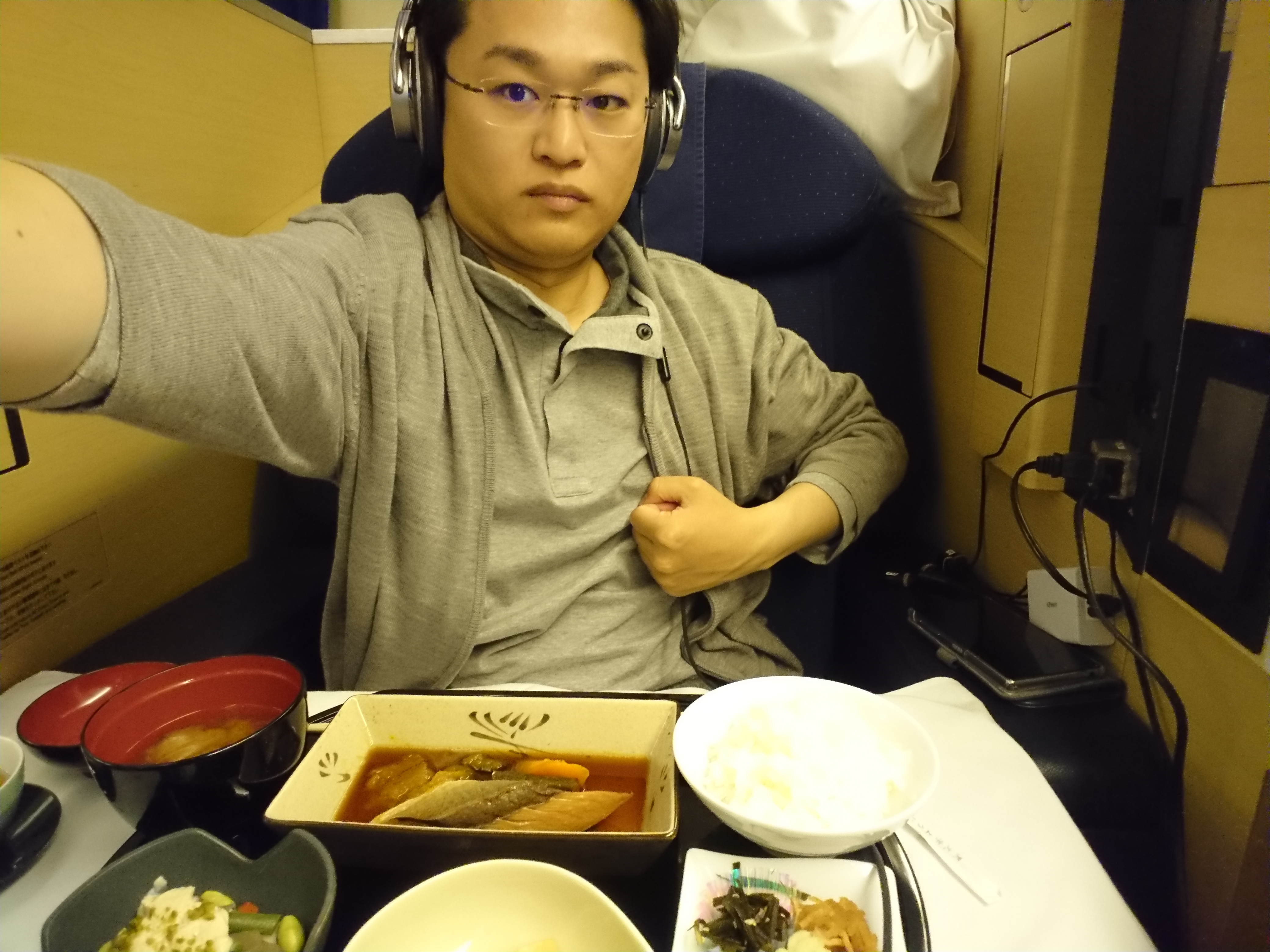 ファーストクラスの食事と自撮り
