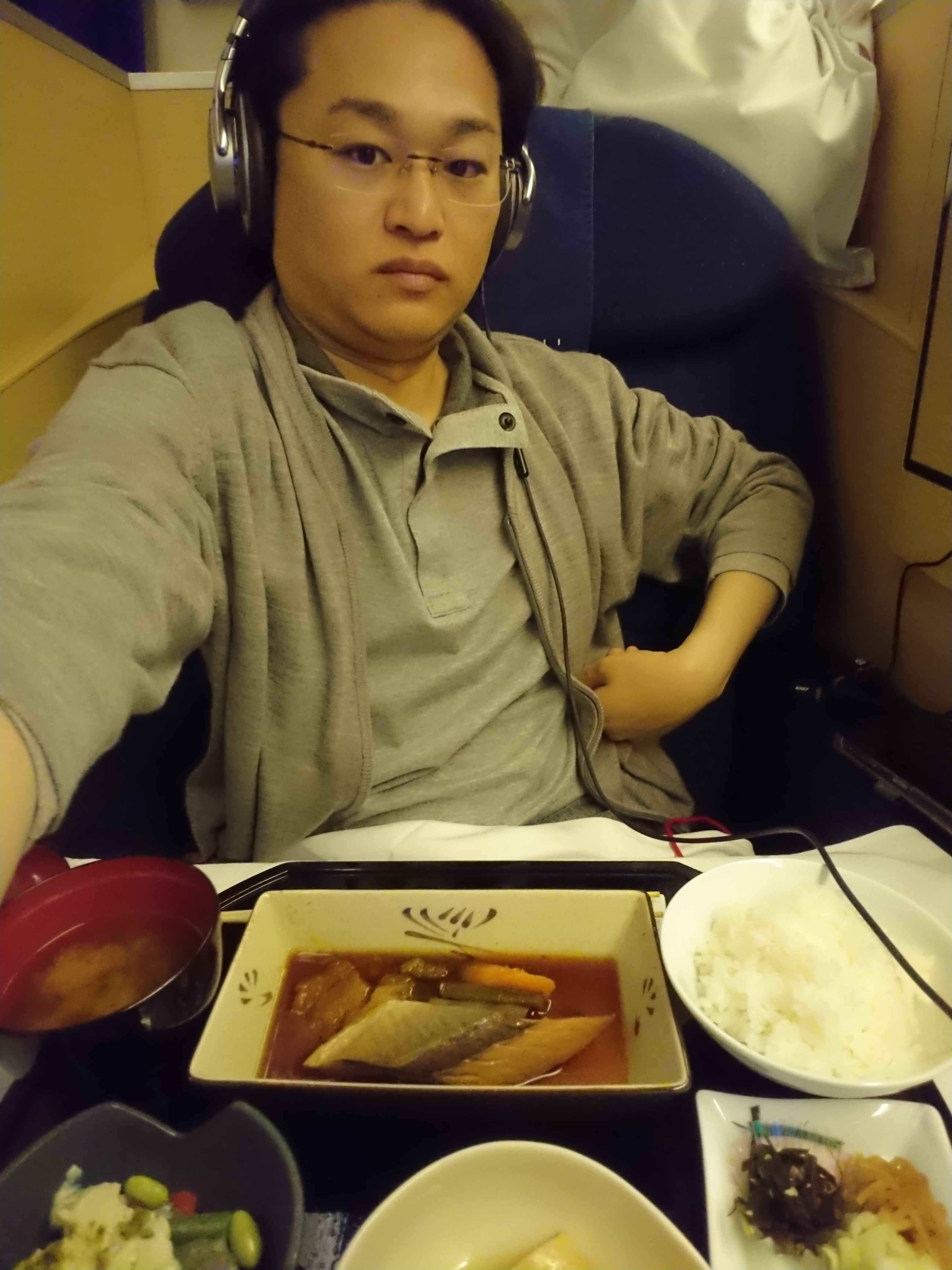 ファーストクラスの食事と自撮り（縦アングル）