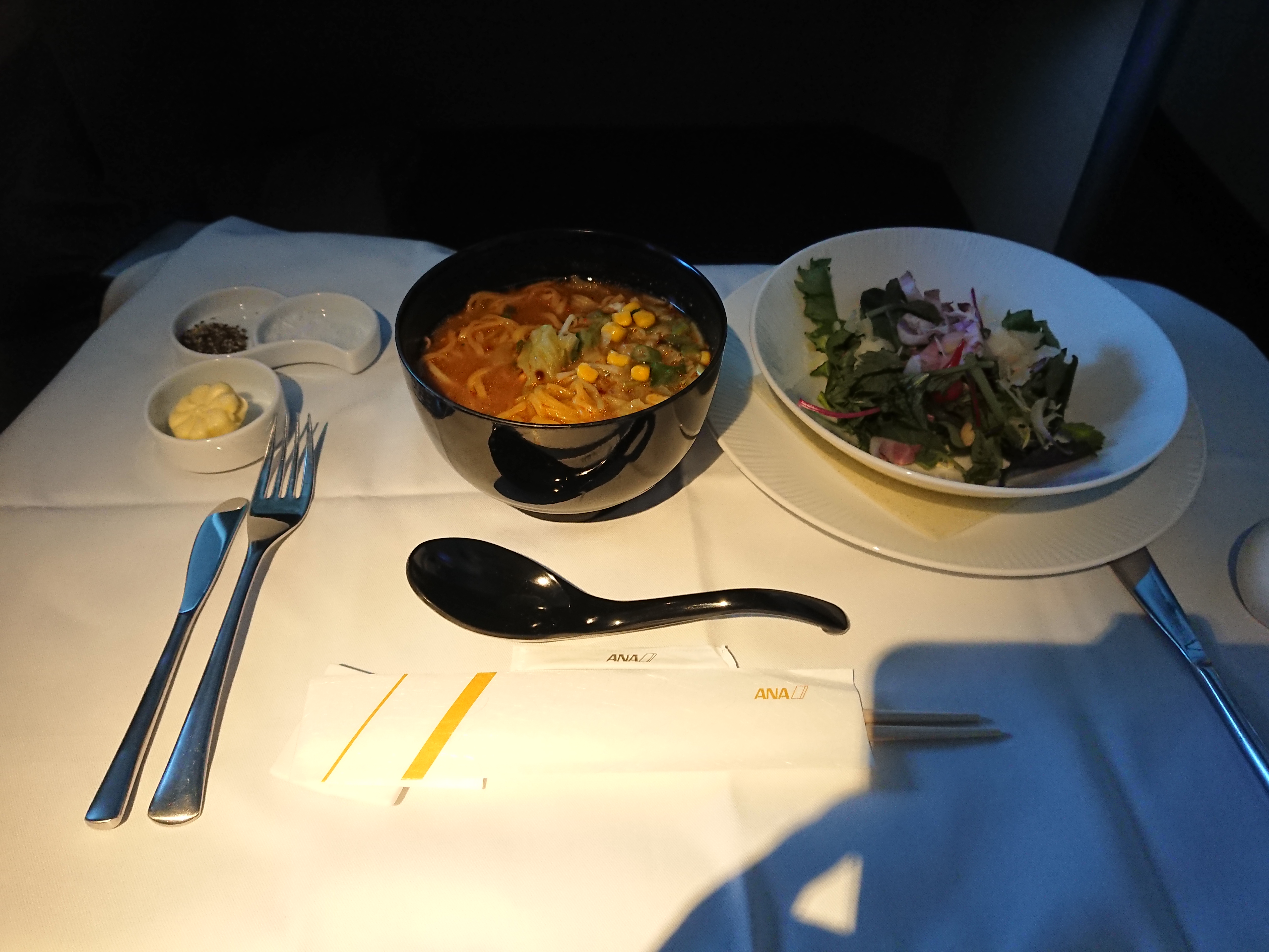 一風堂のラーメンとサラダ