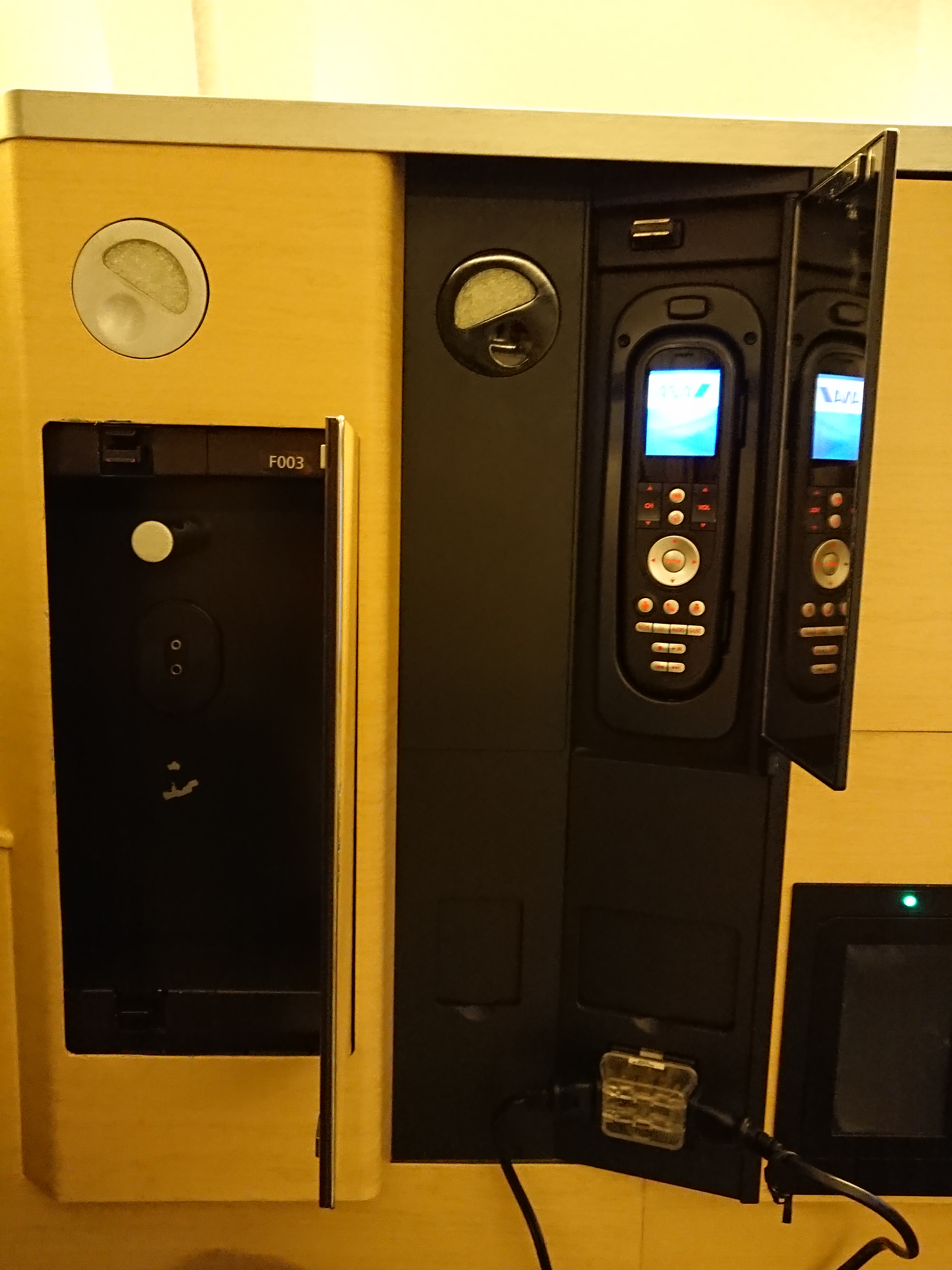 扉を開けるとコントローラーが出てくる