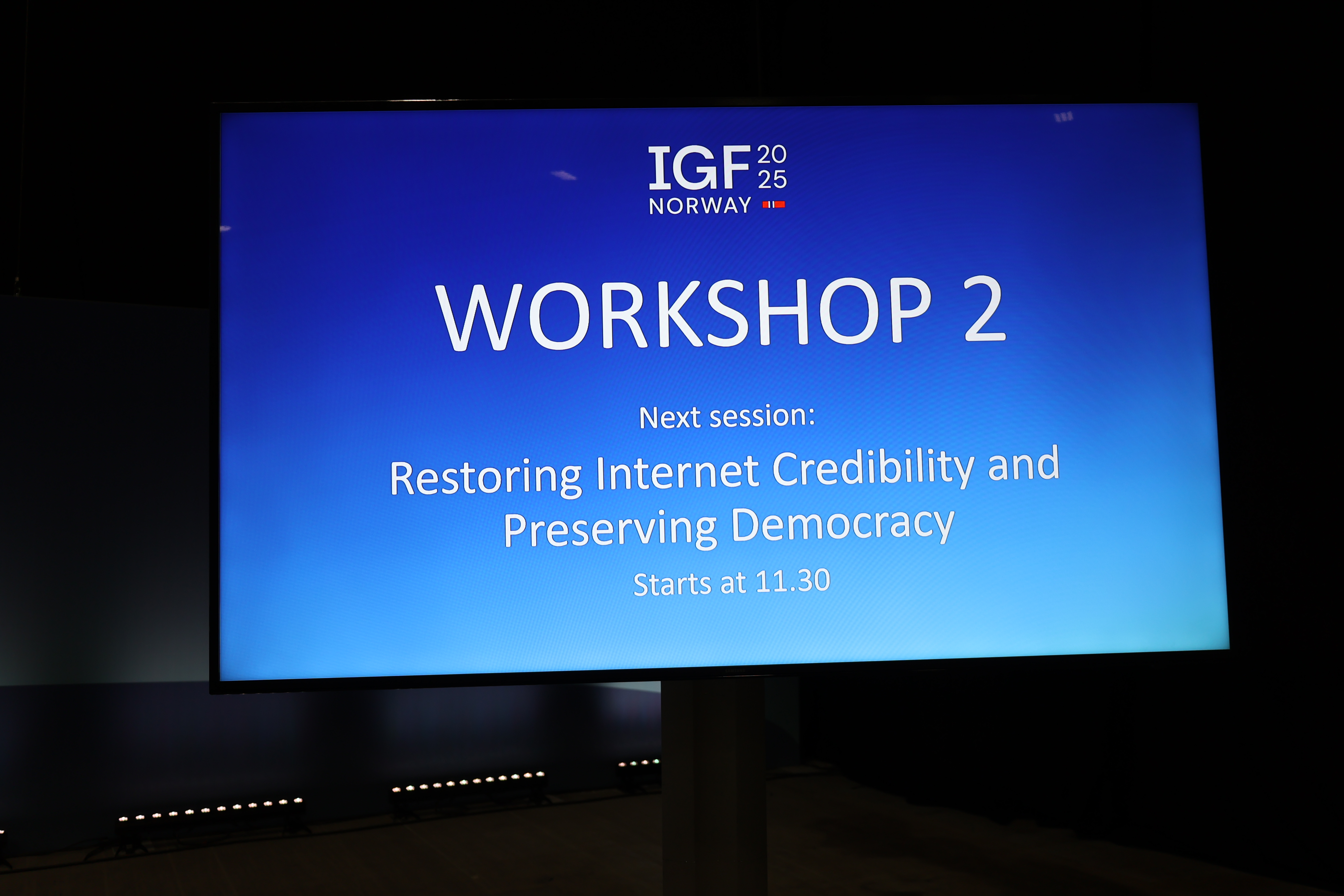 セッション「Restoring_Internet_Credibility_and_Preserving_Democracy」11時半スタート