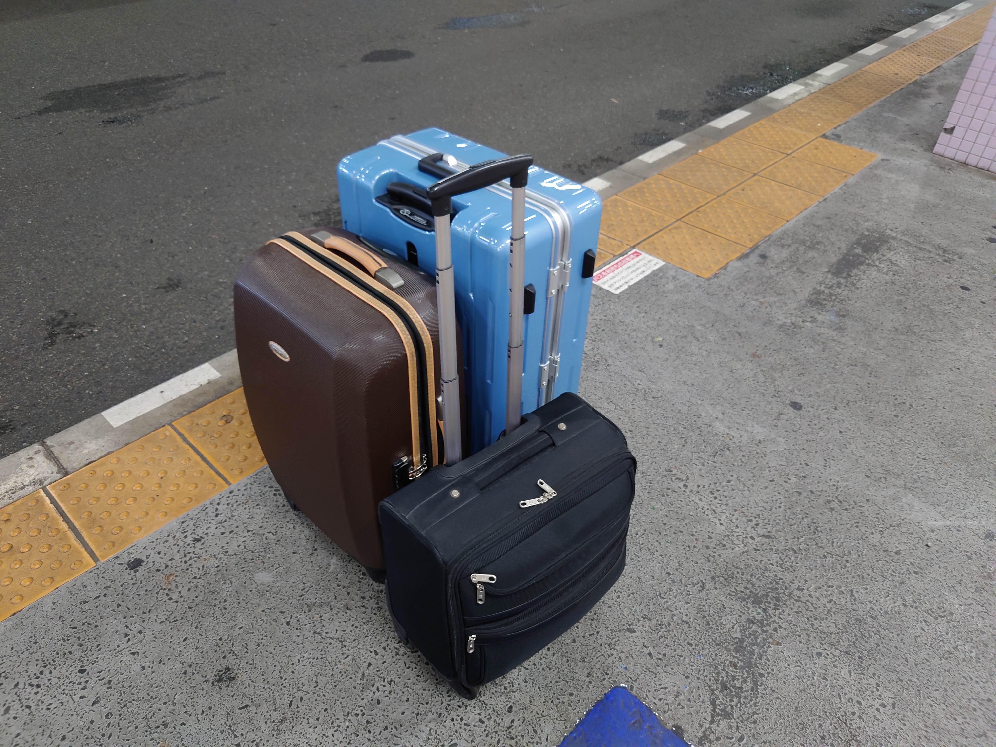 受託手荷物スーツケース2個と機内持ち込みスーツケース1個