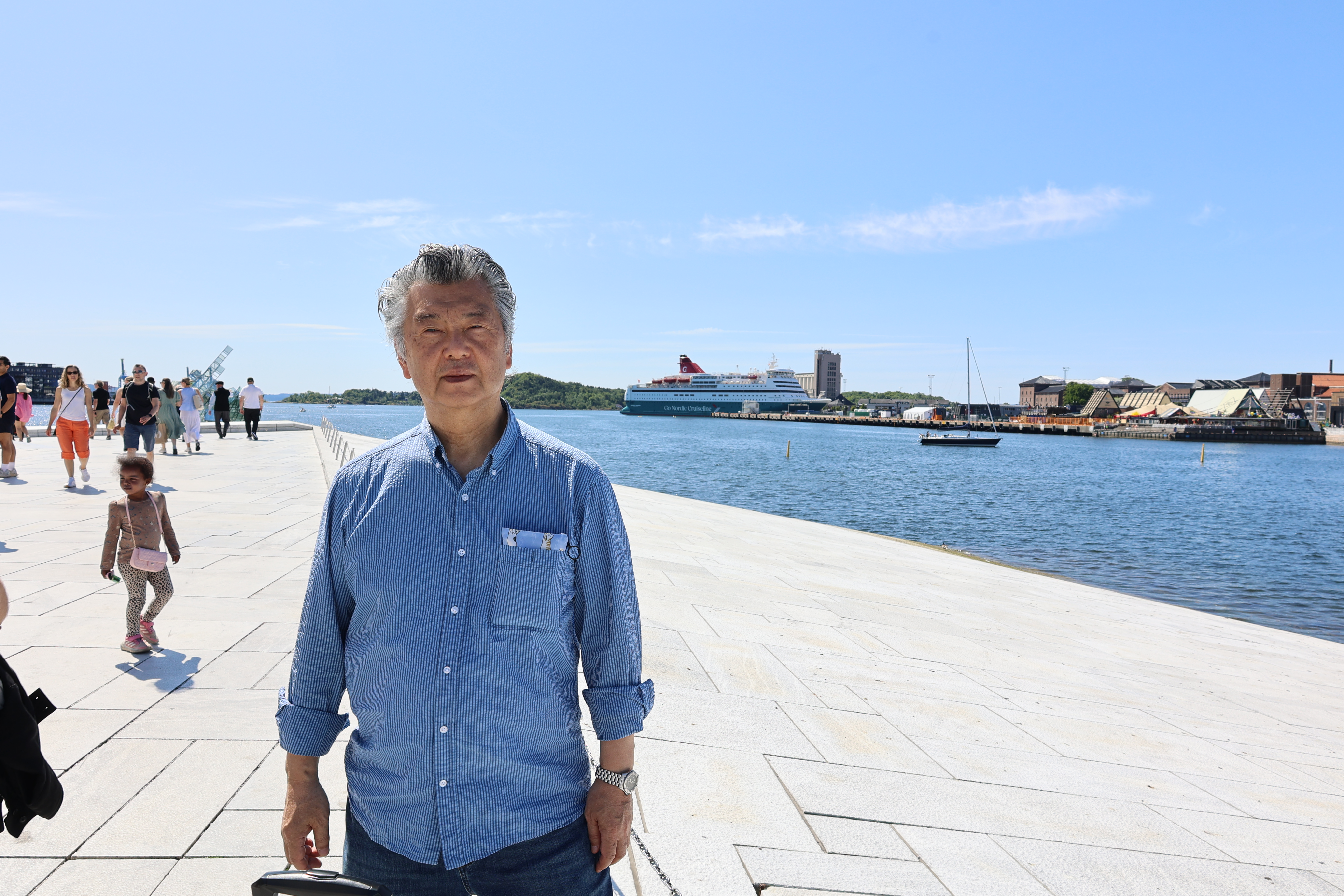 オペラハウスの海付近の宮川さん記念撮影