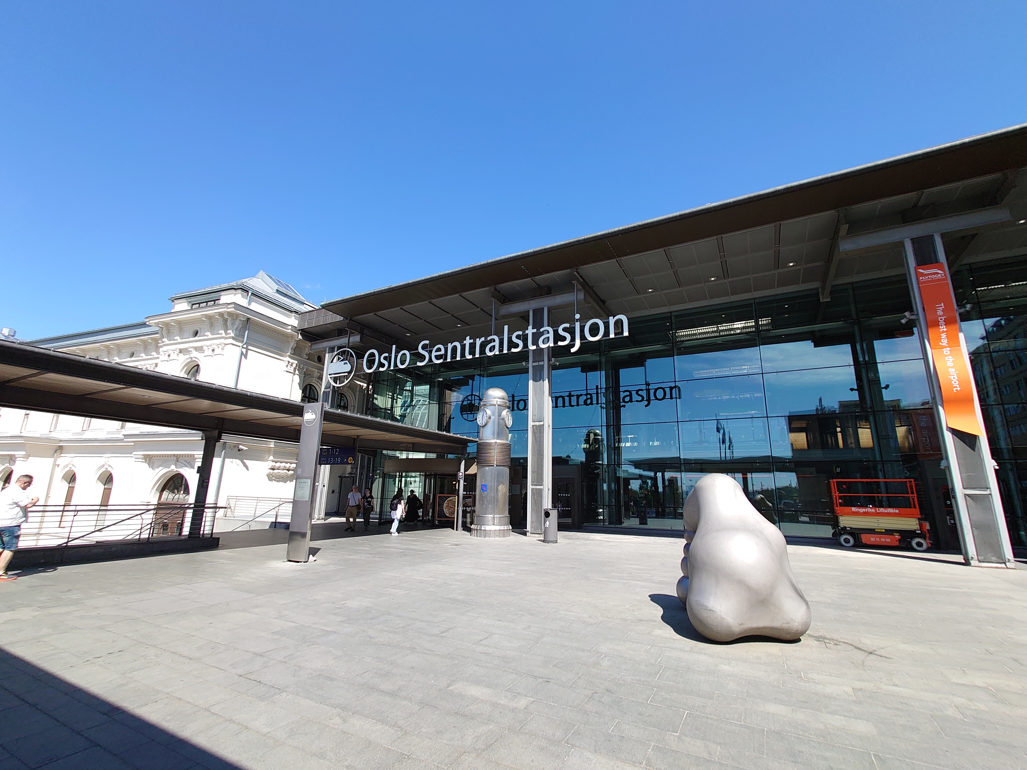 オスロ中央駅（表玄関、広角）