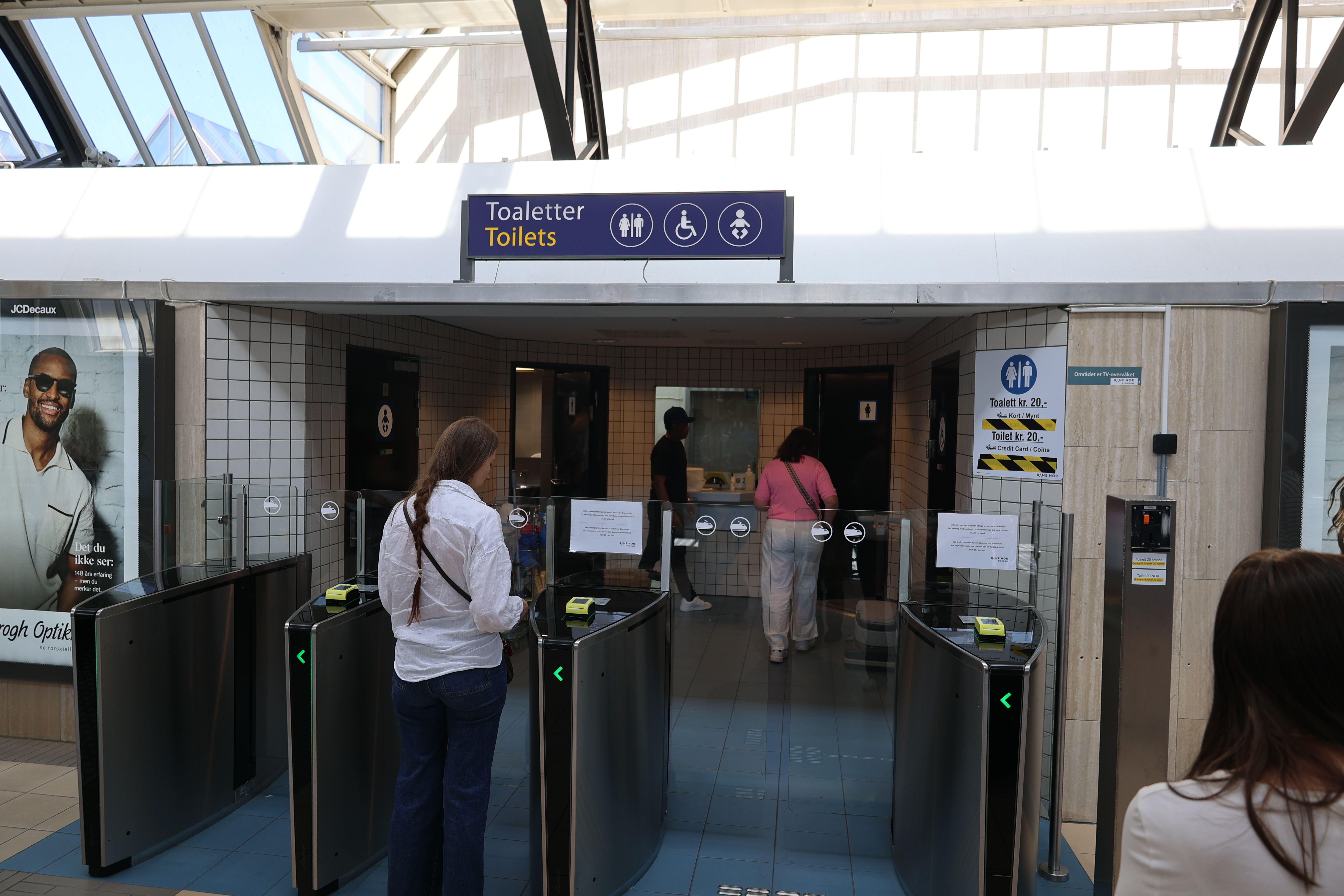 オスロ中央駅トイレは有料20NOK（クレジットカードタッチ決済）