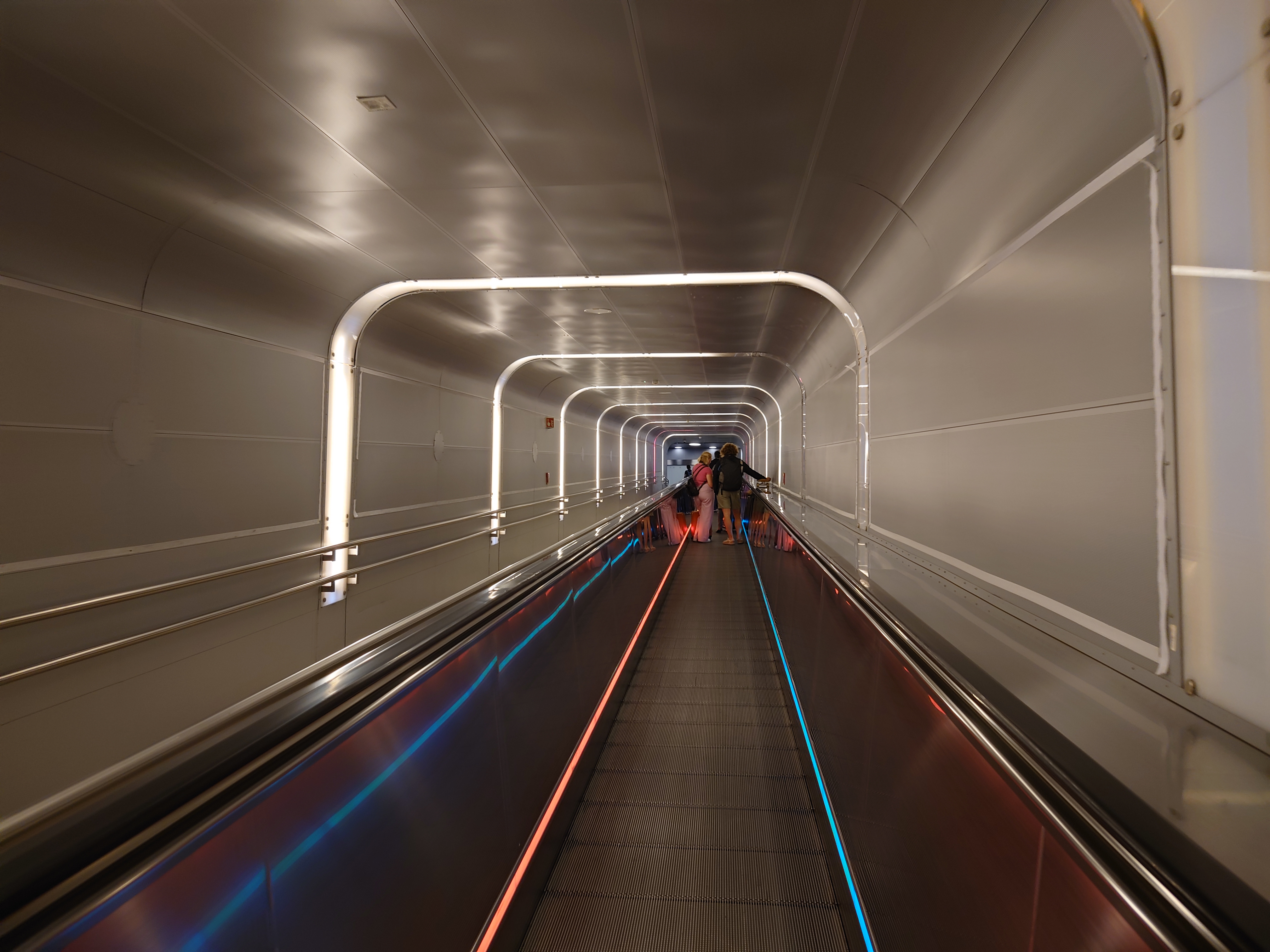 オスロ駅の長いスロープ