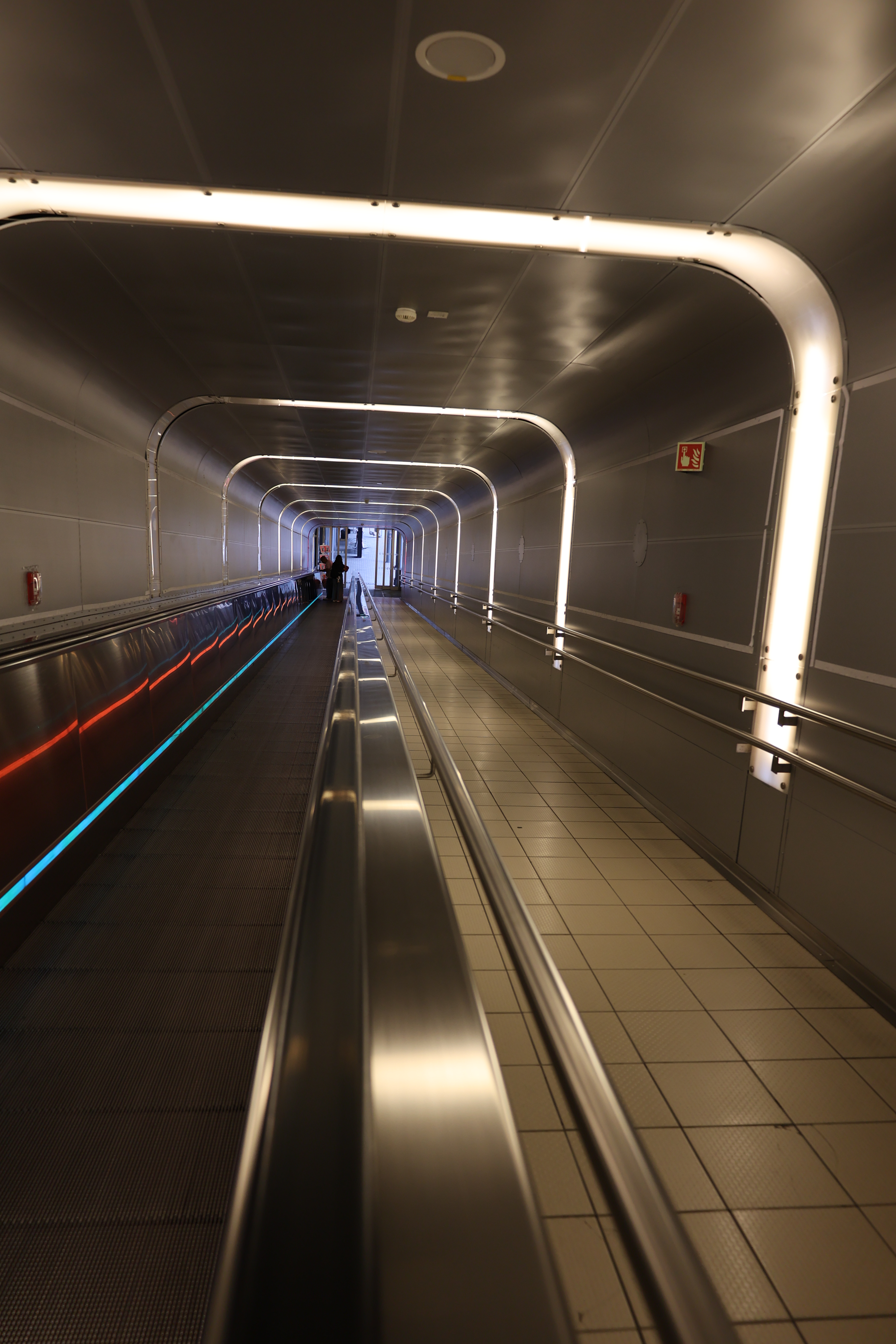 オスロ駅の長いスロープ（縦アングル）