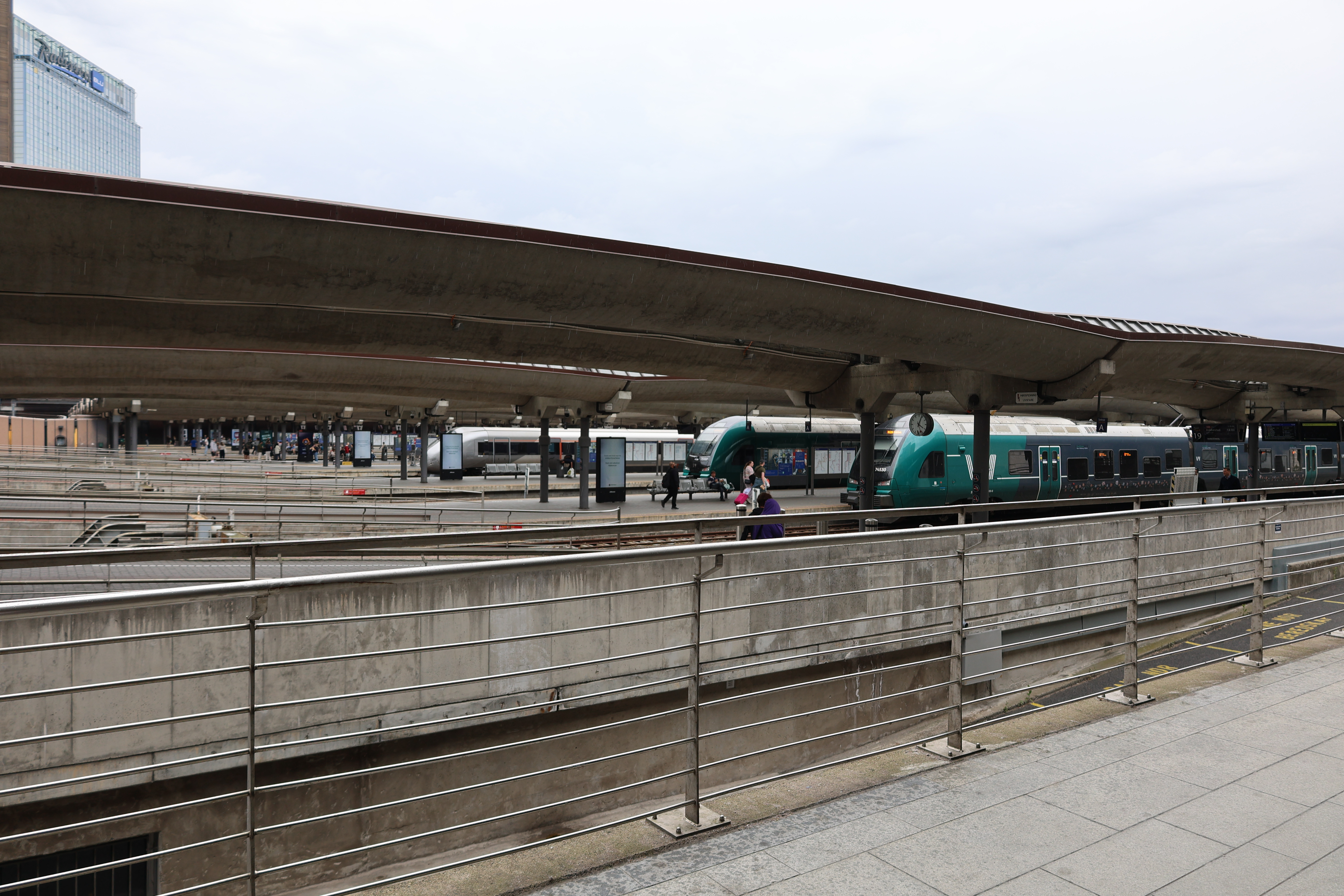 停車している各地方に向かう特急列車