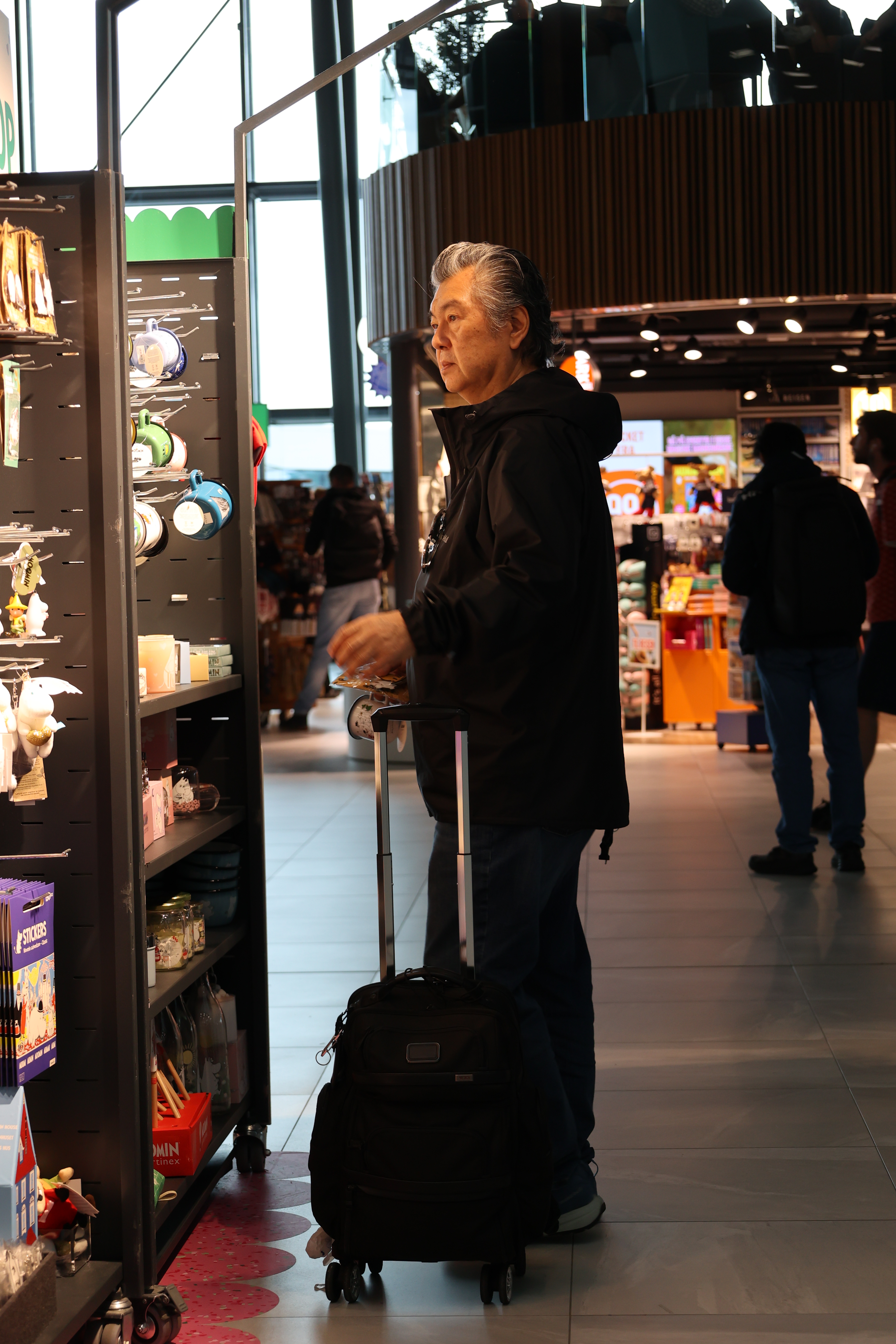 買い物する宮川さん