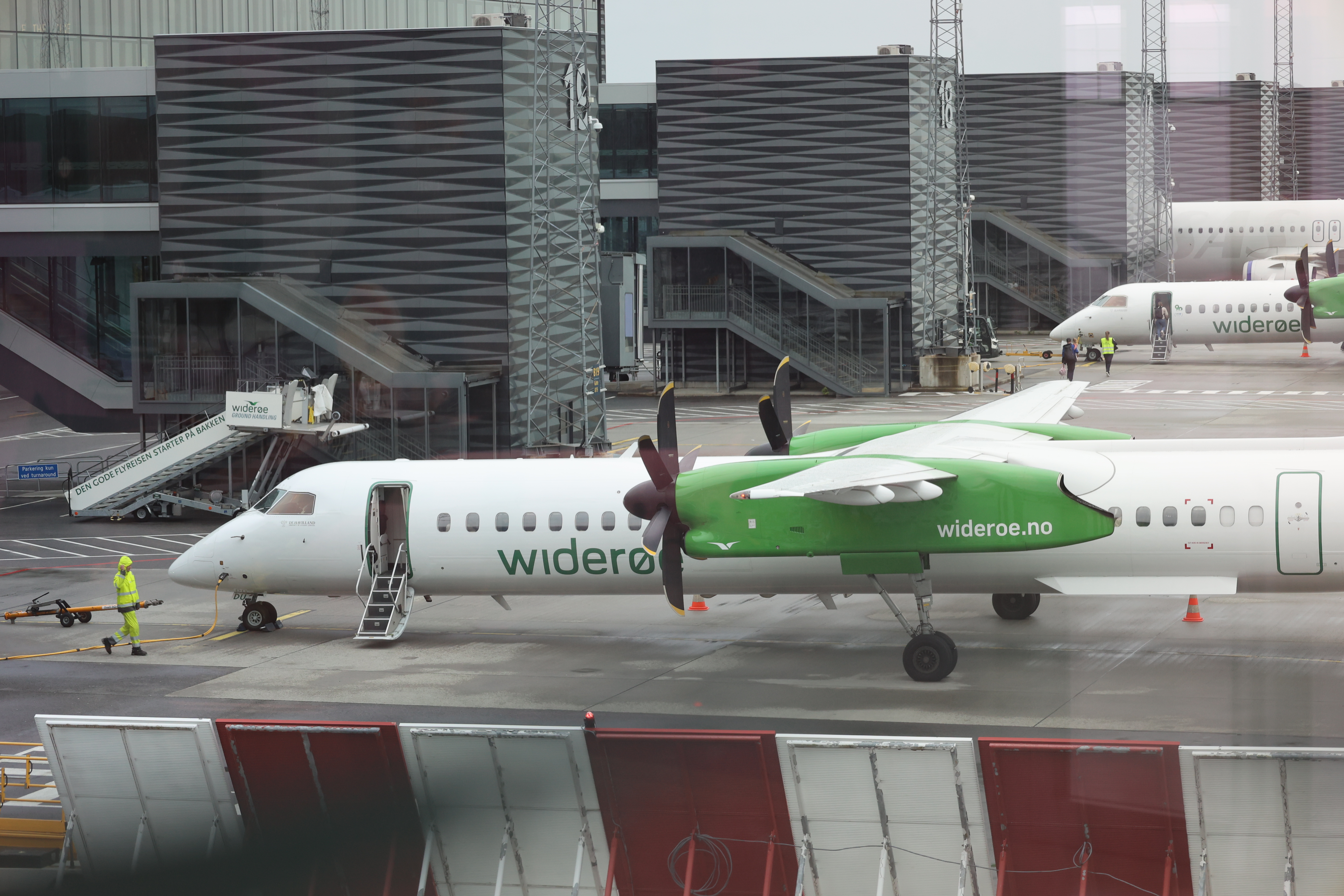 wideroe航空のプロペラ機（更にに拡大）