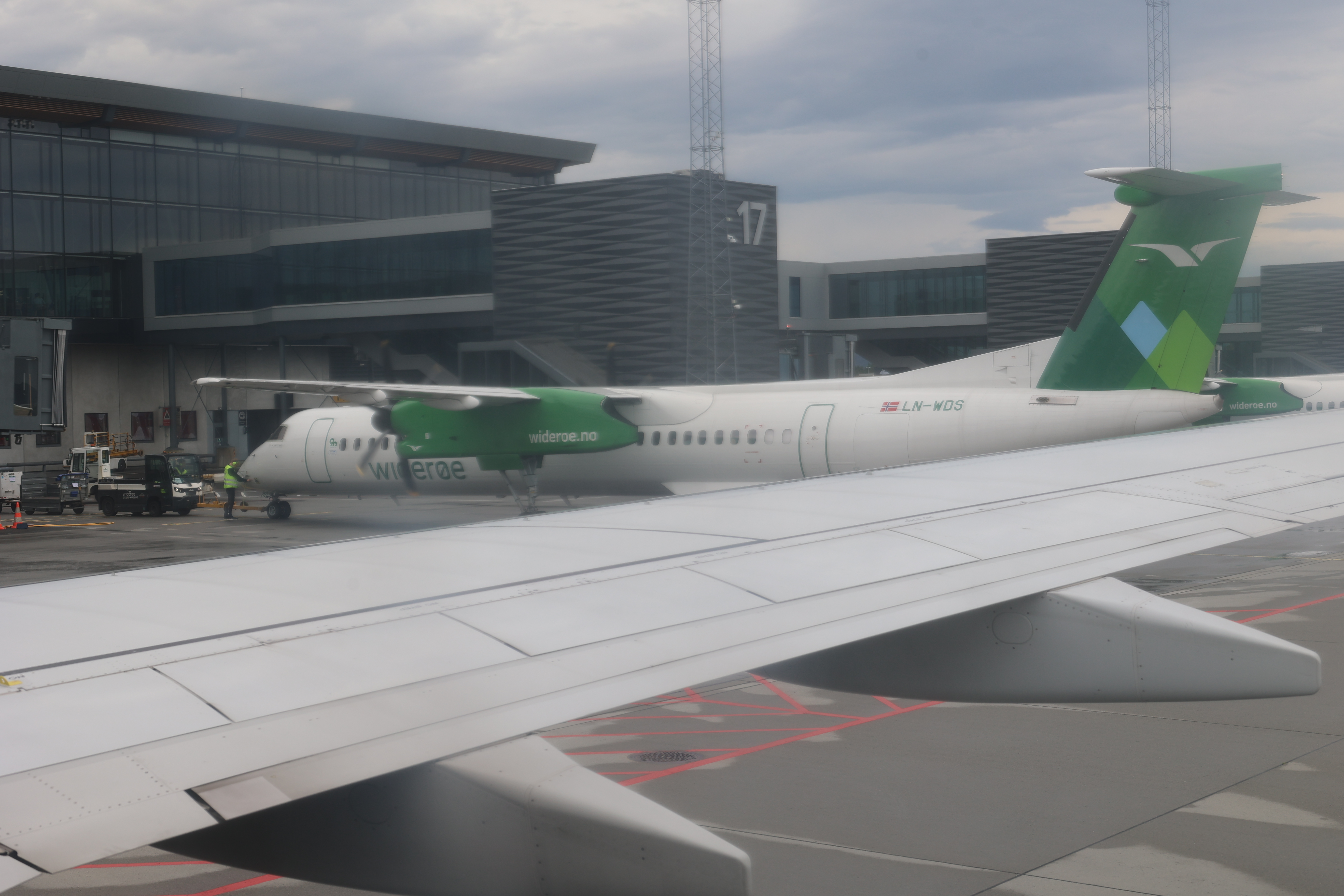 隣に駐機中のプロペラ機